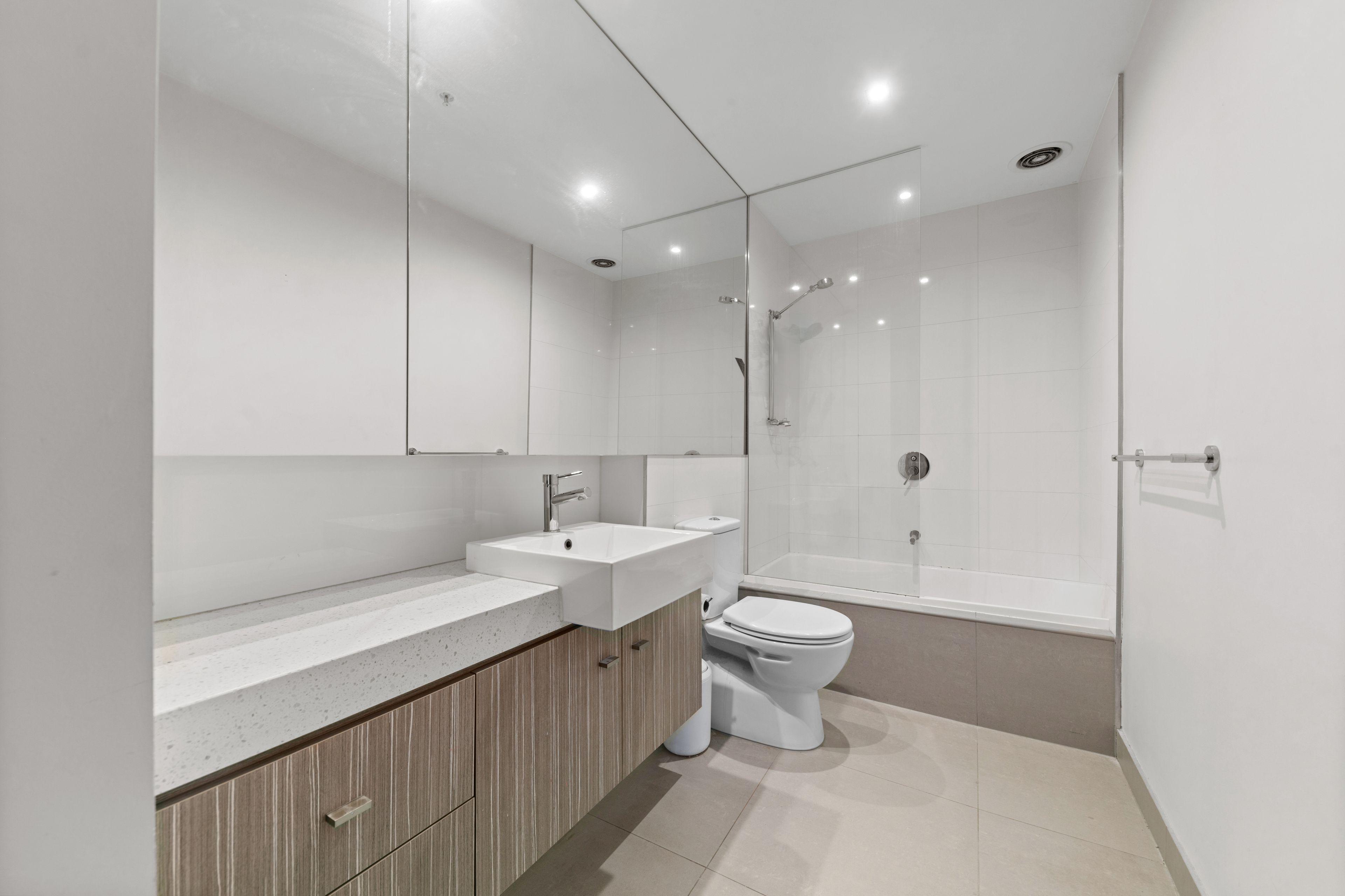 Modern 2-Bedroom Apartment with Courtyard & Parking