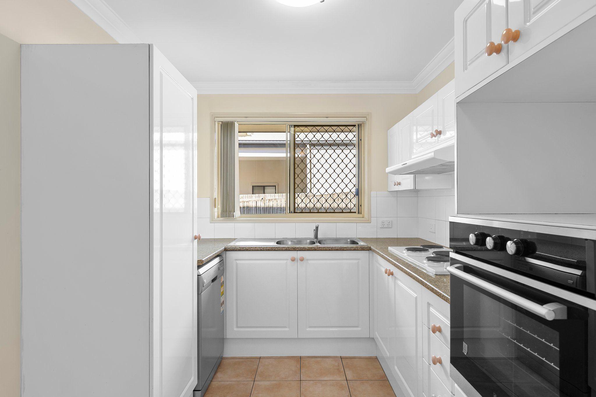 Spacious townhouse - Walk to Westfield Carindale!