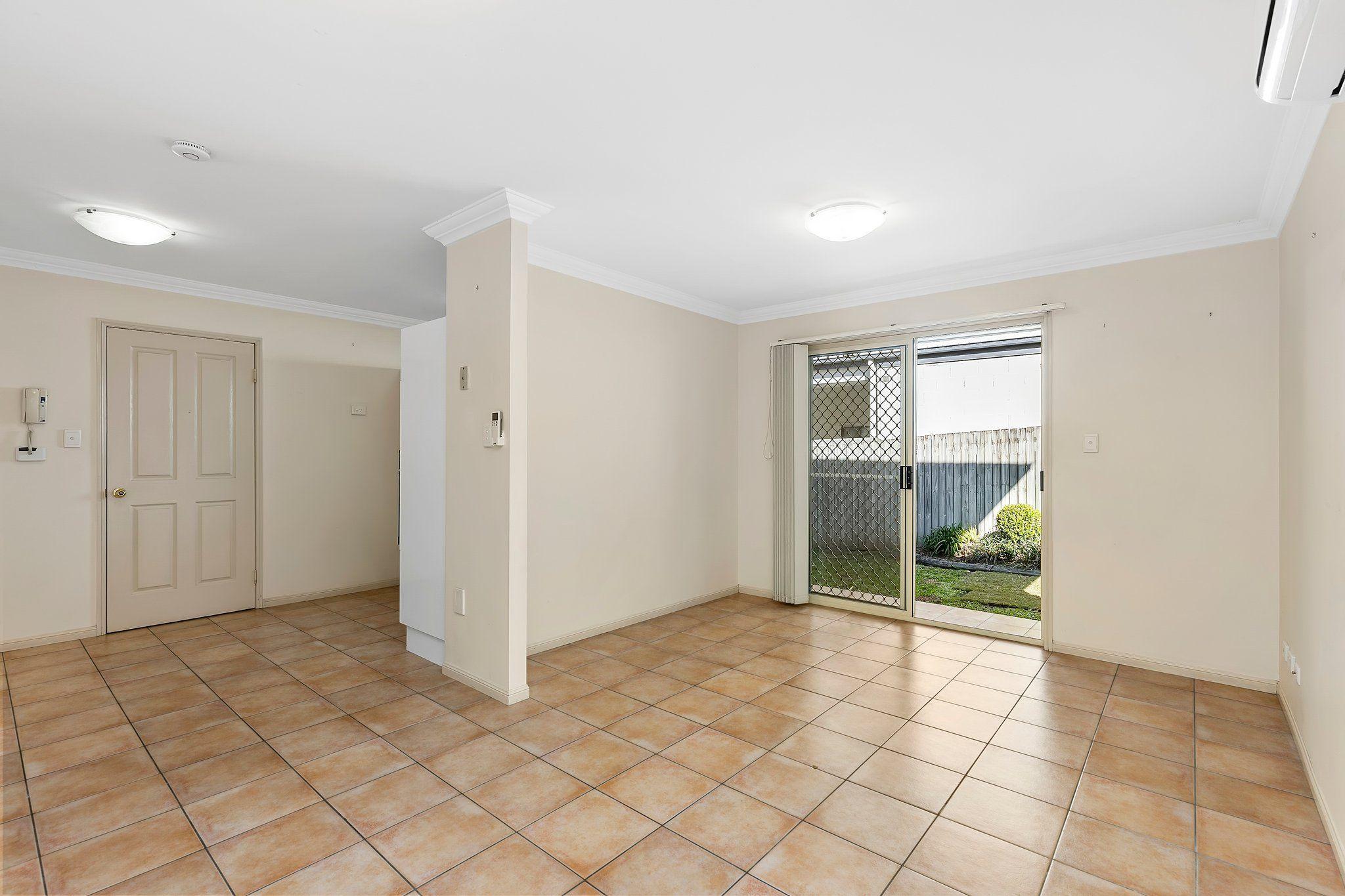 Spacious townhouse - Walk to Westfield Carindale!