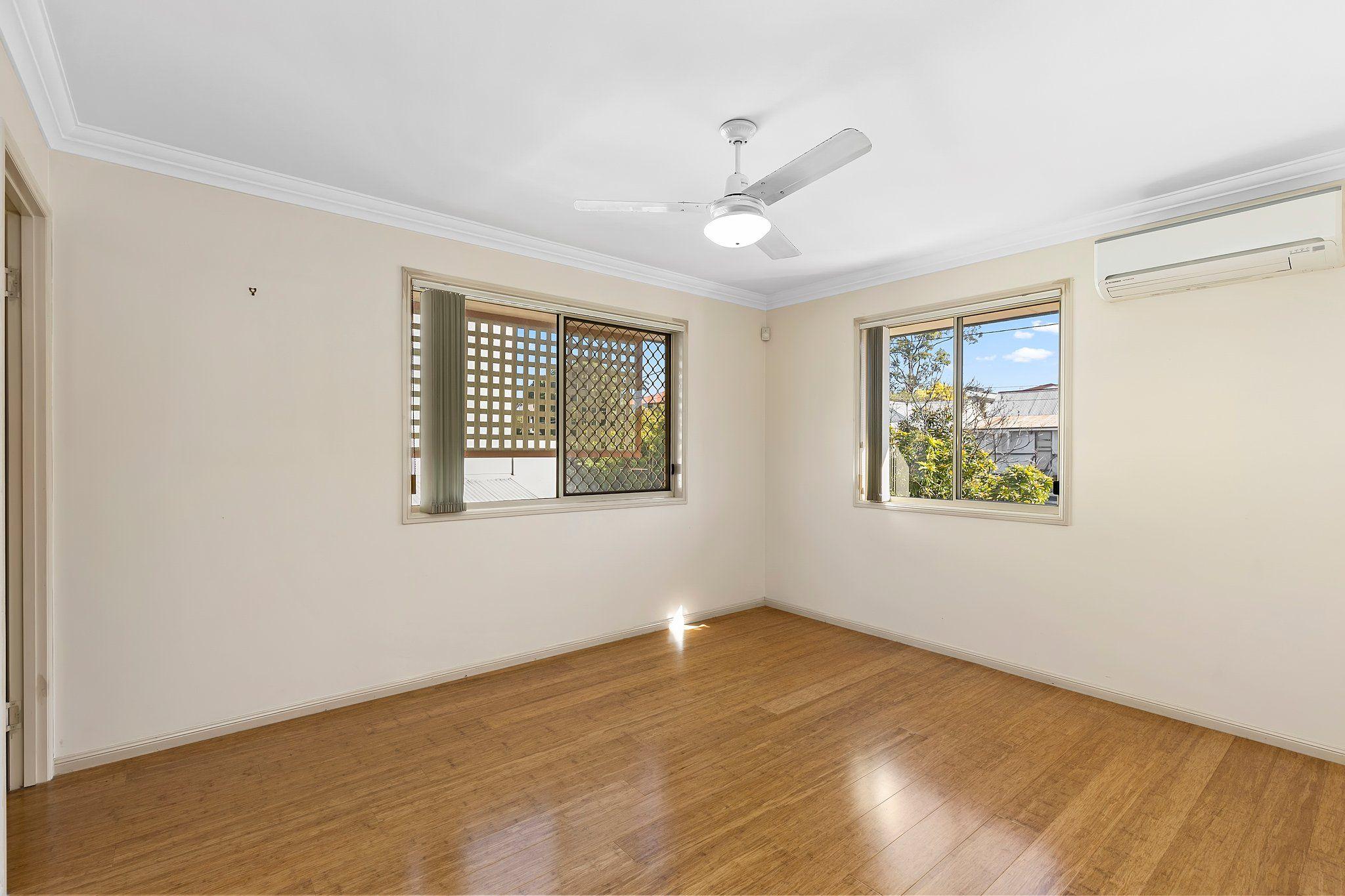 Spacious townhouse - Walk to Westfield Carindale!