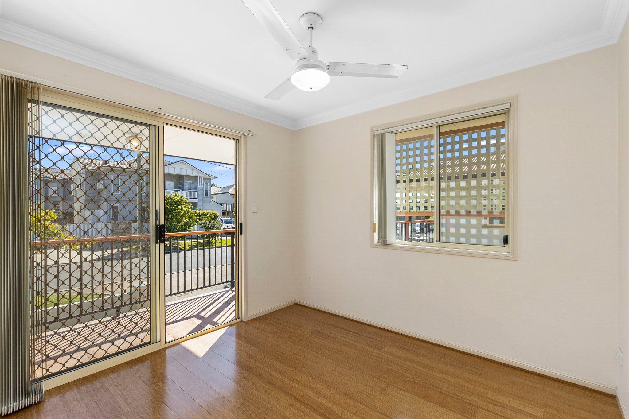 Spacious townhouse - Walk to Westfield Carindale!
