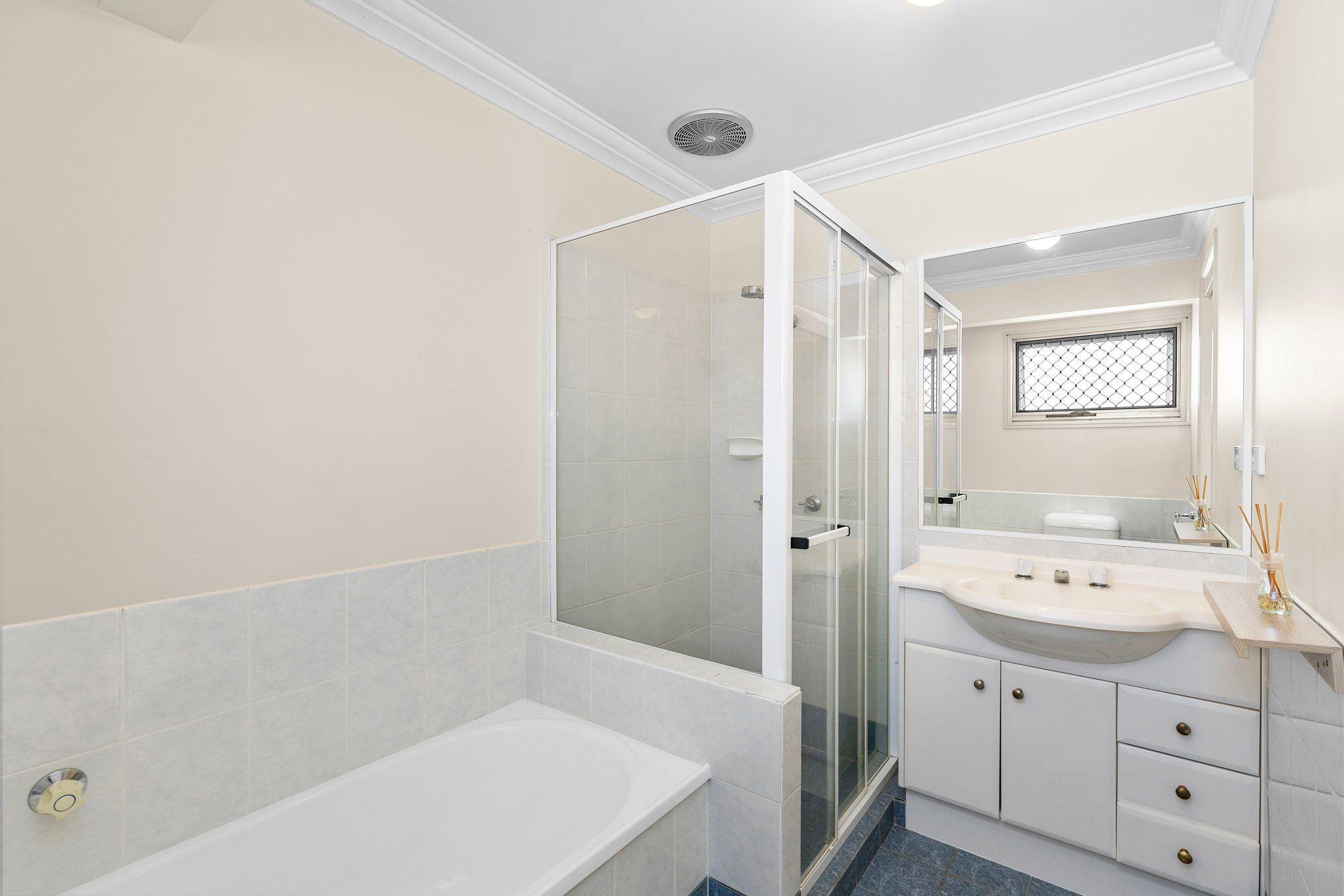 Spacious townhouse - Walk to Westfield Carindale!