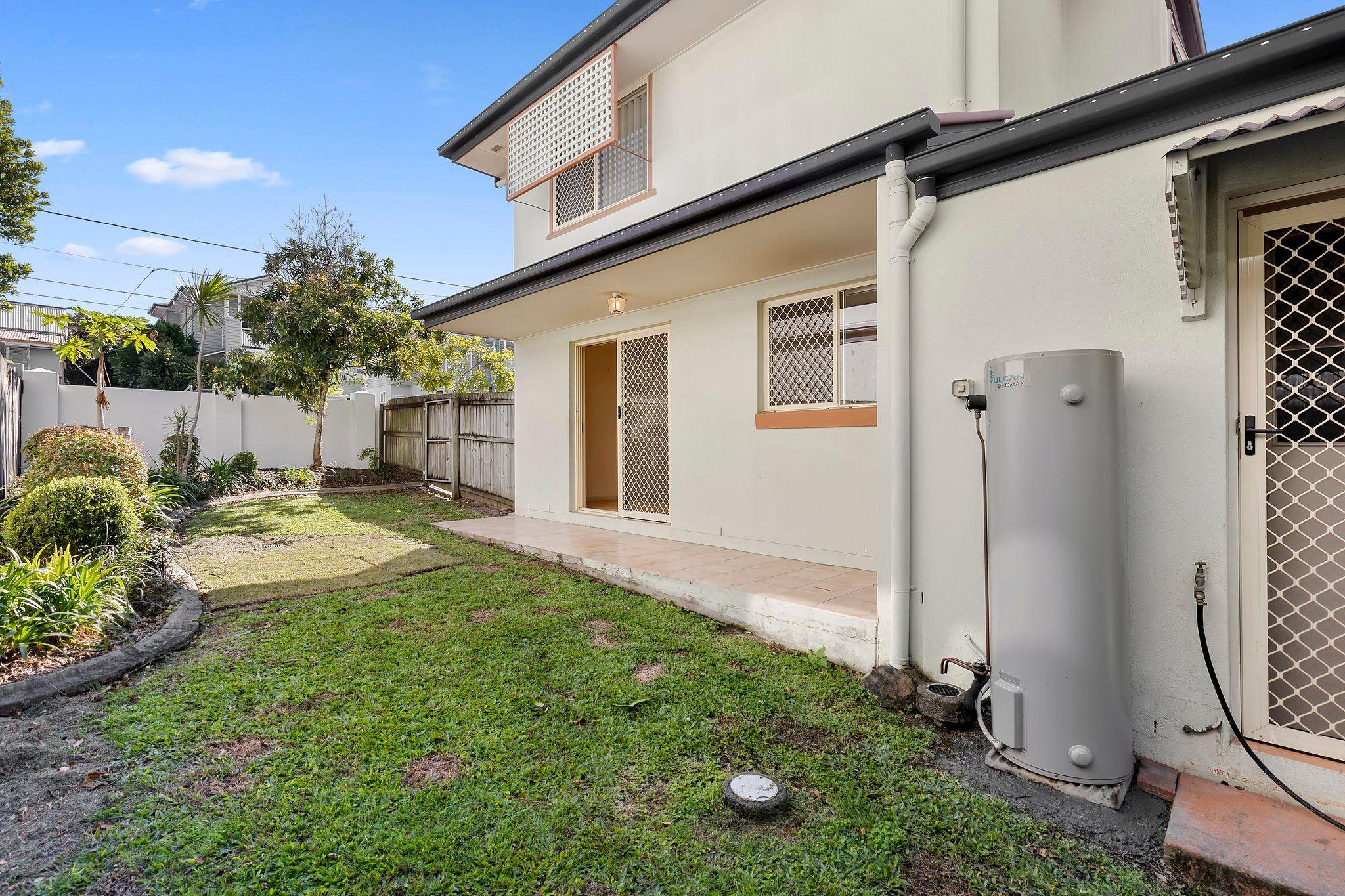 Spacious townhouse - Walk to Westfield Carindale!