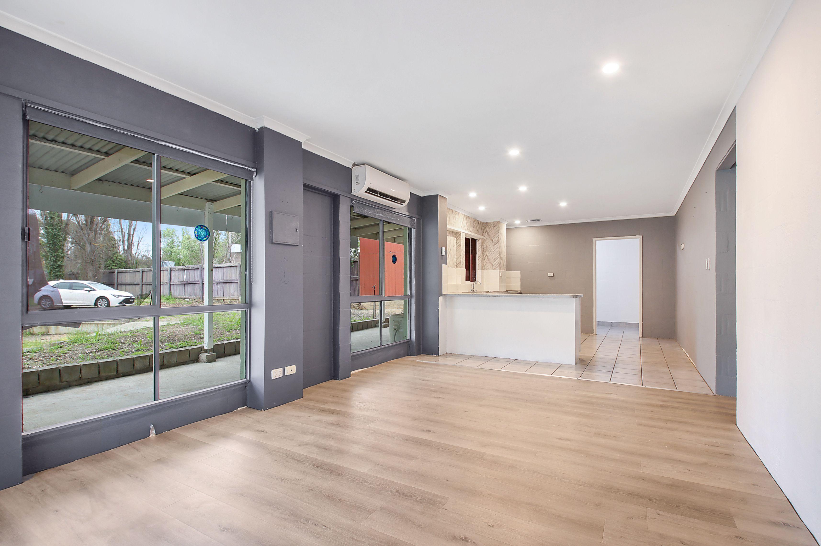 Two Bedroom Unit in Convenient Gateway Island Location