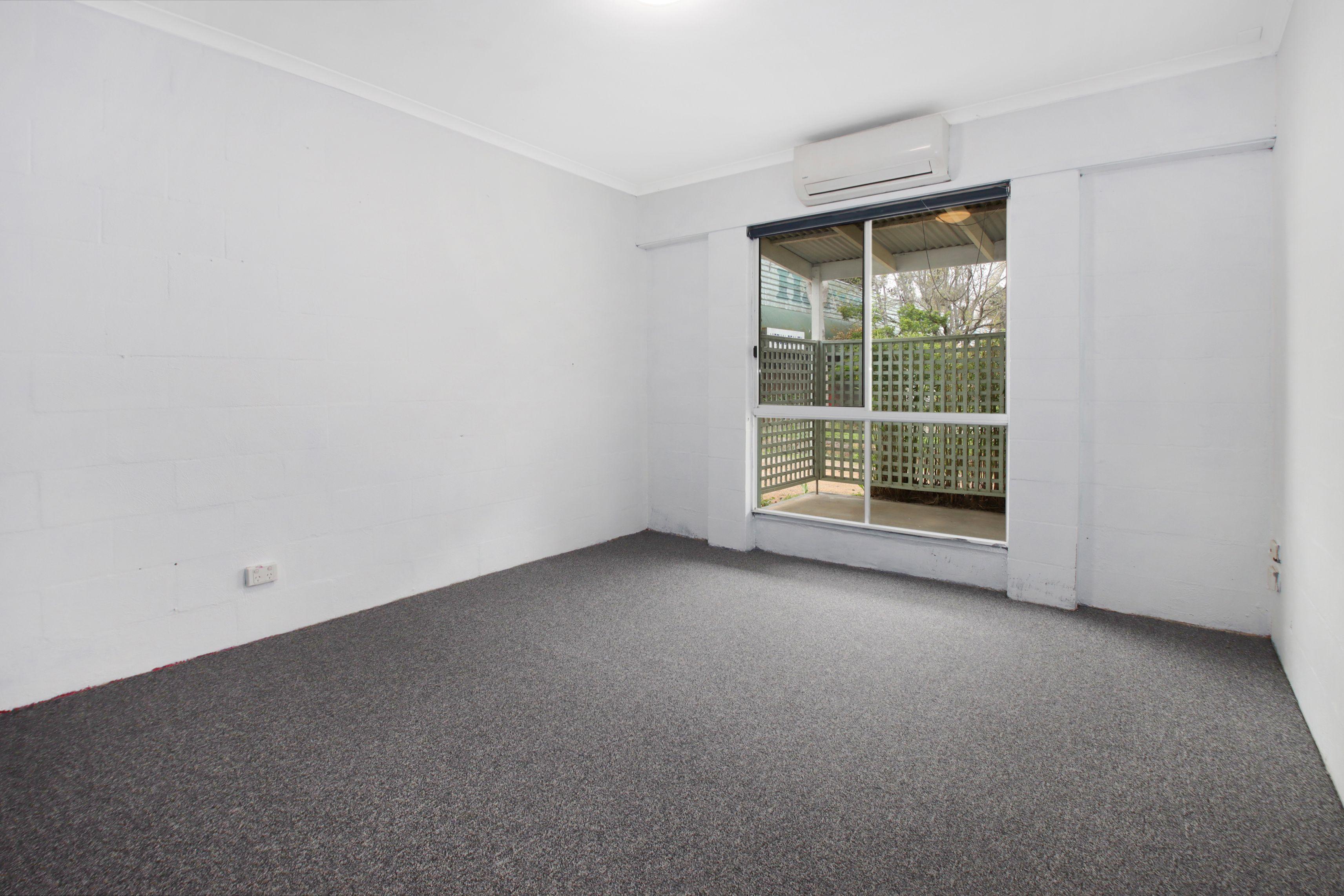 Two Bedroom Unit in Convenient Gateway Island Location