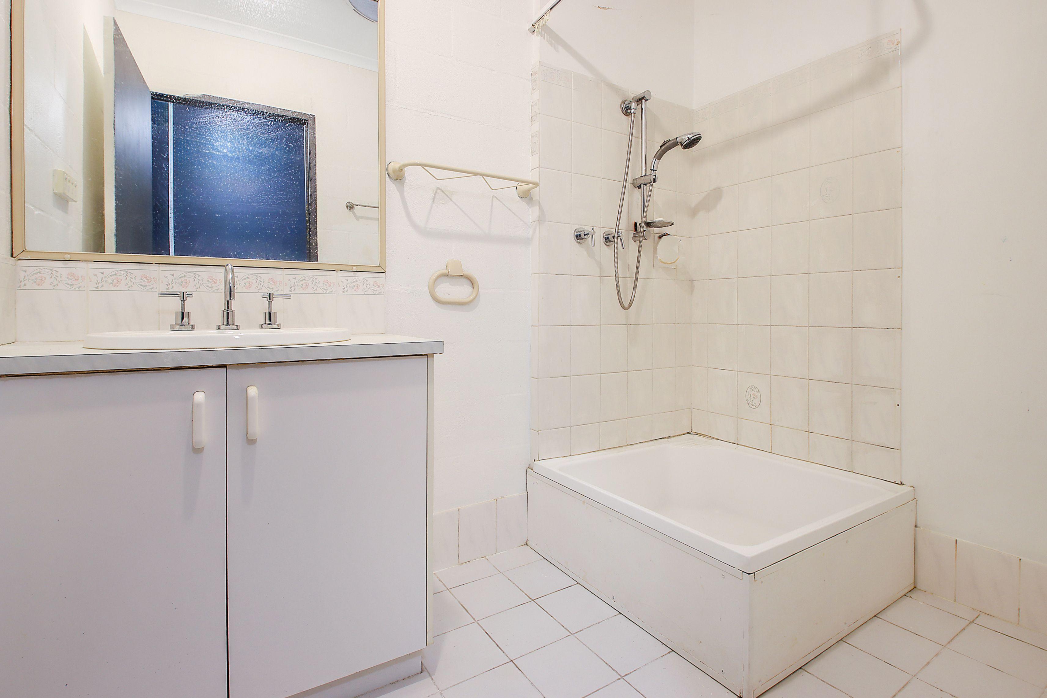 Two Bedroom Unit in Convenient Gateway Island Location