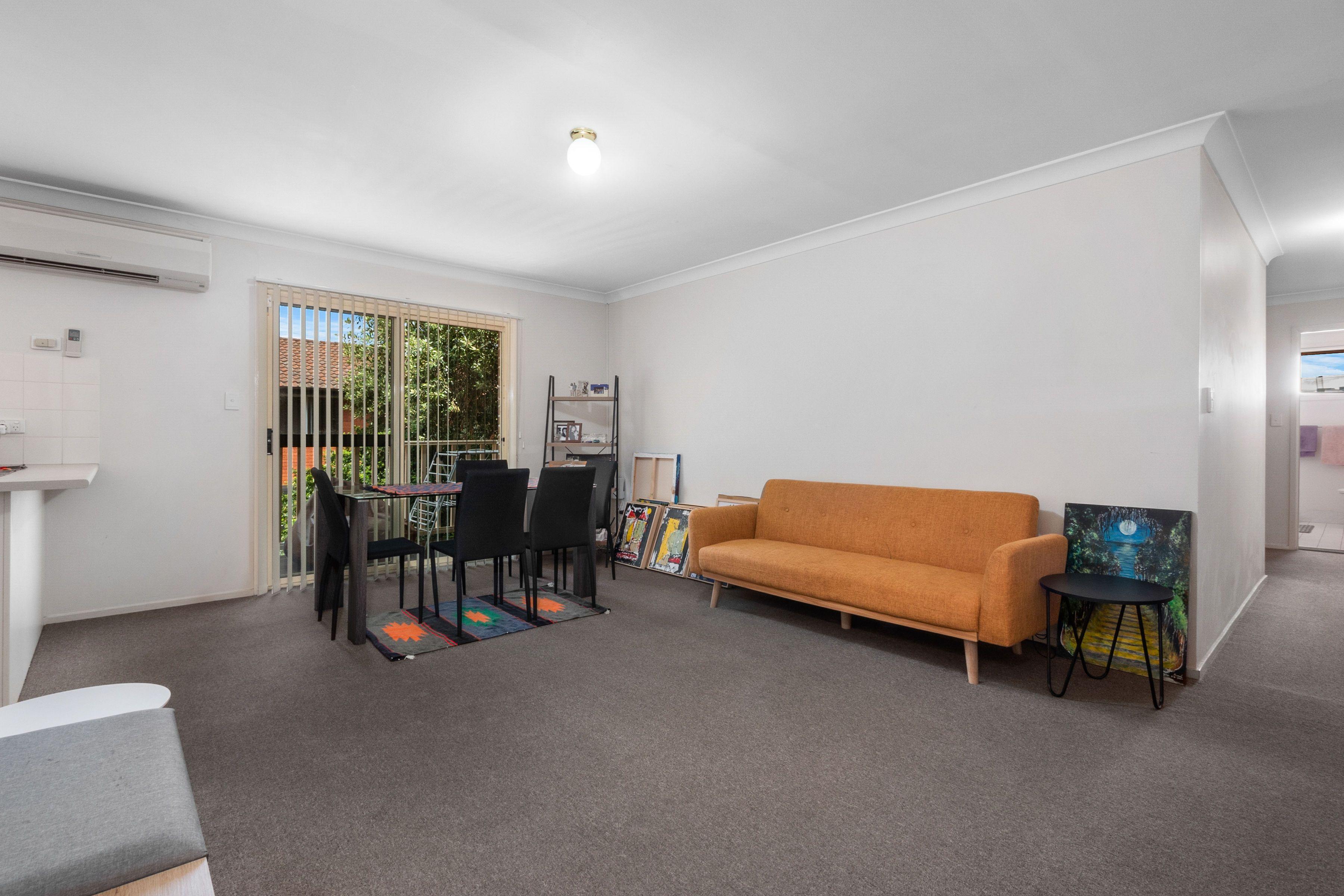 Conveniently located unit, close to amenities.