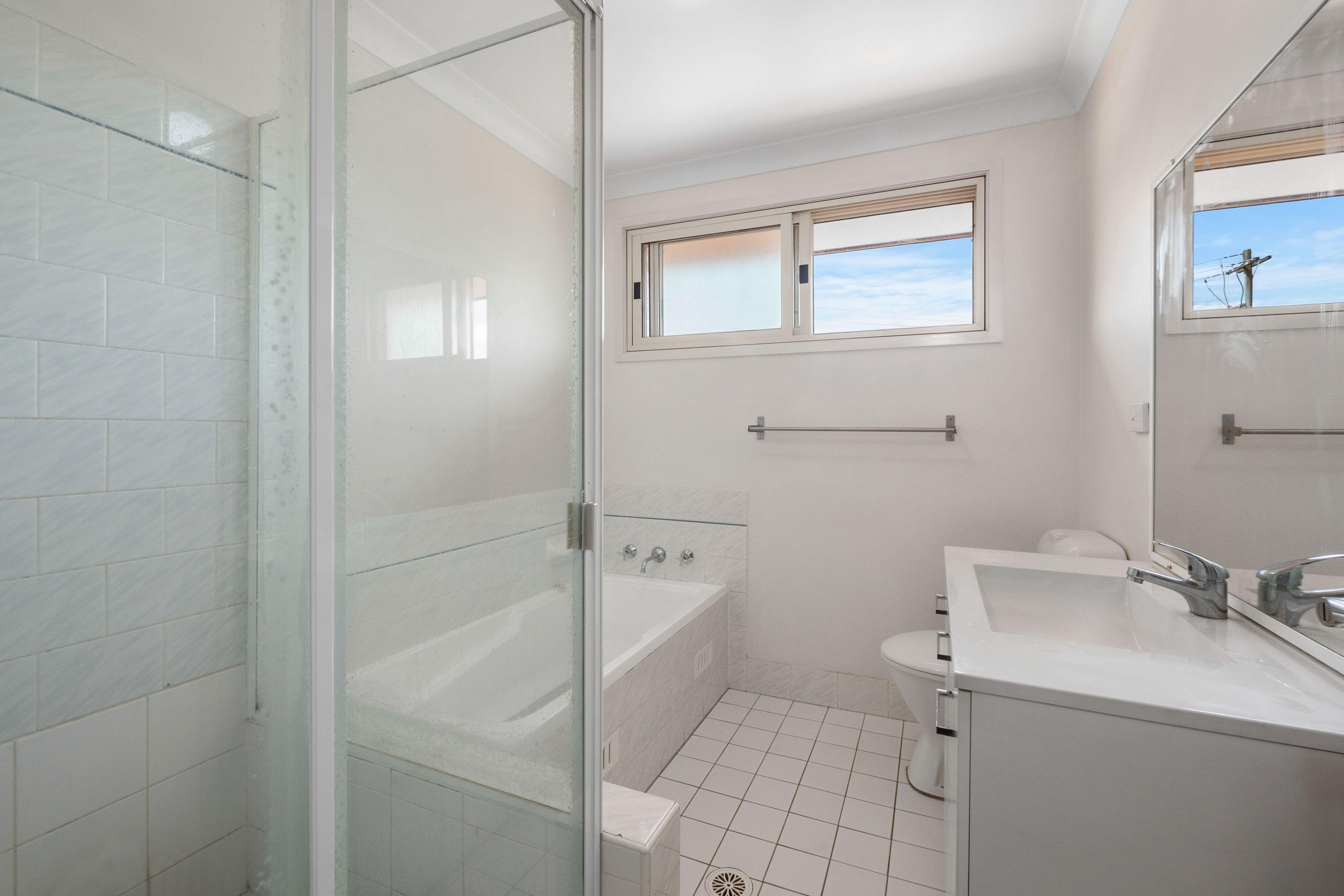 Conveniently located unit, close to amenities.