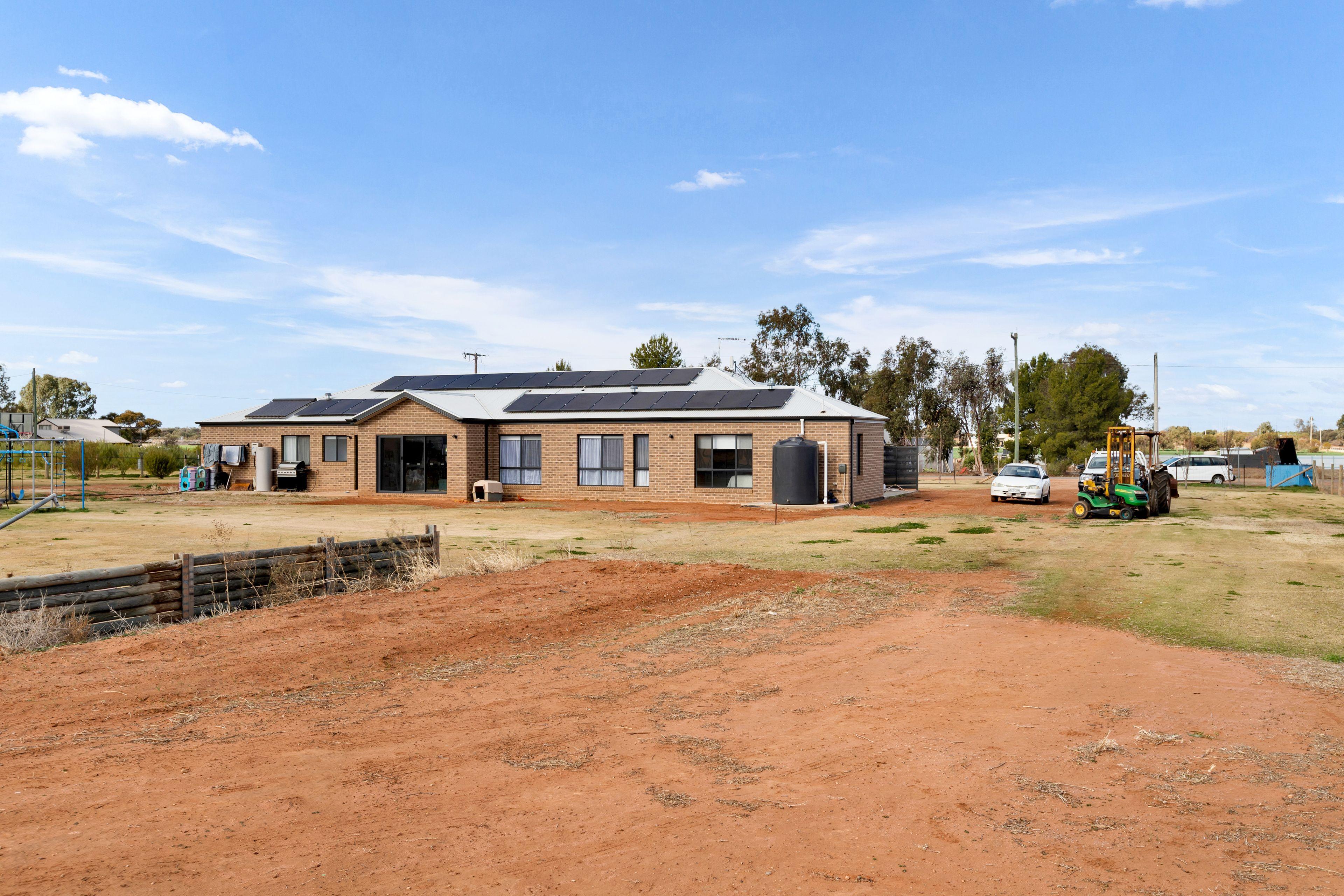 Spacious Family Home in Coomealla