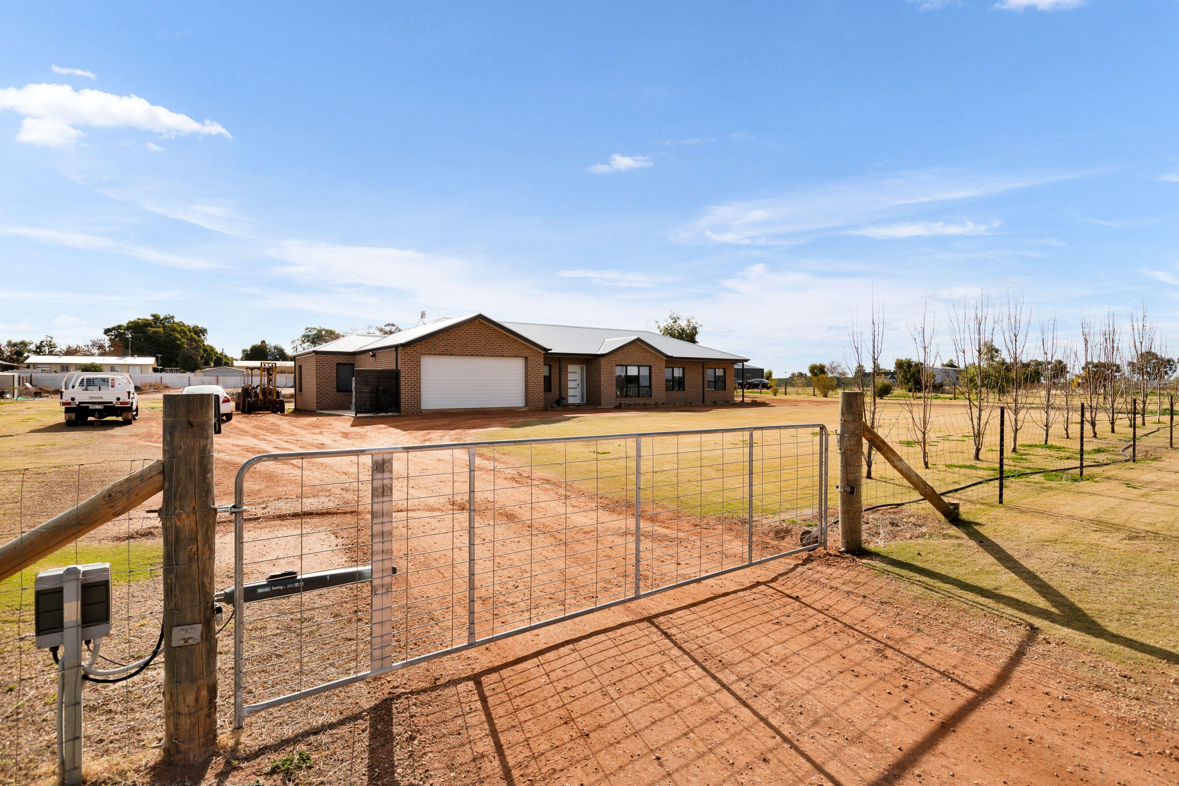 Spacious Family Home in Coomealla