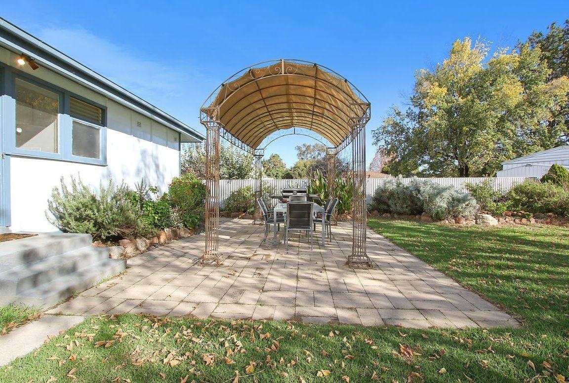 ONLY 4 MINS FROM LAVINGTON PLAZA & 2 MINS FROM SPRINGDALE HEIGHTS TAVERN!!