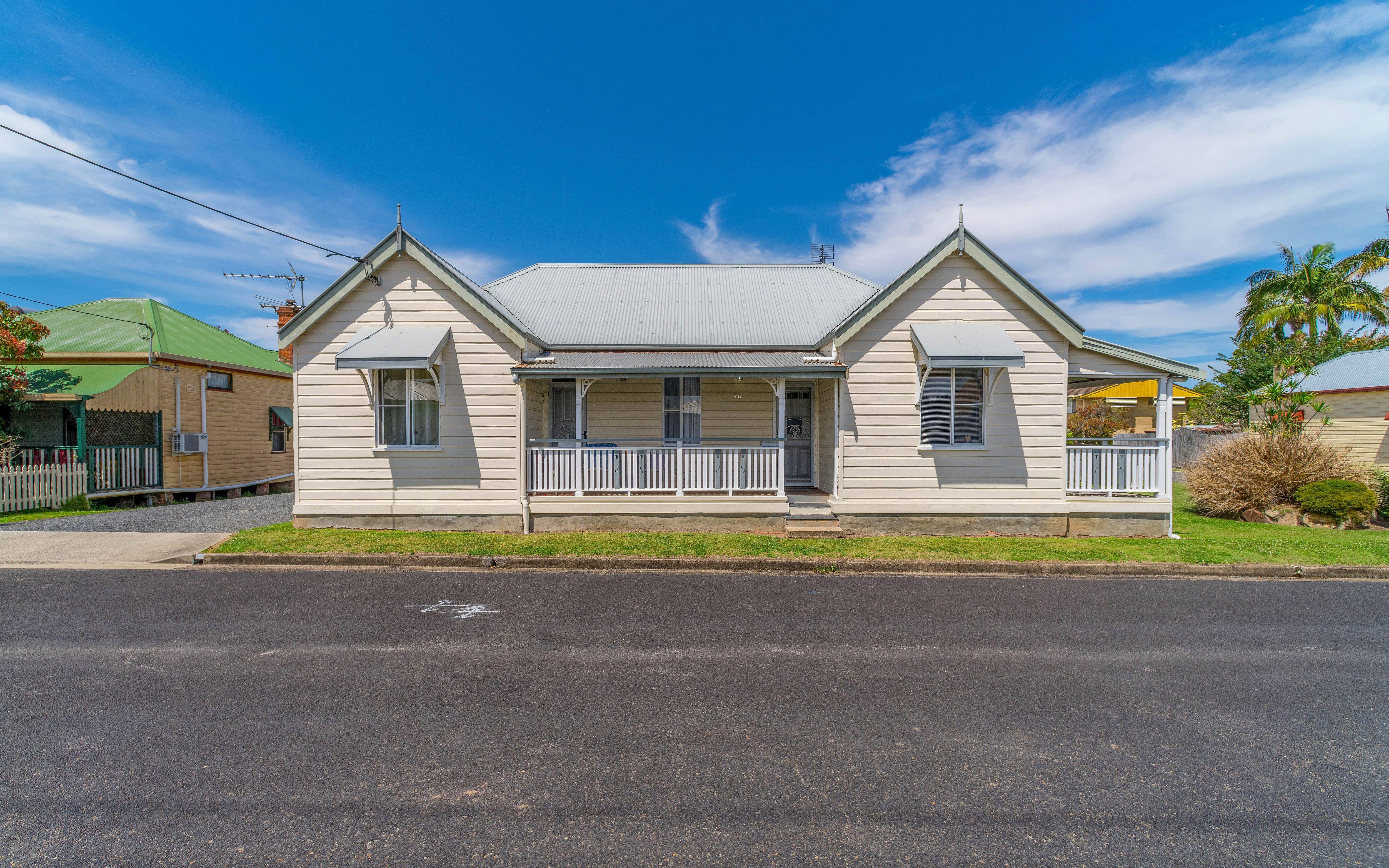 Residential/Commercial Property, Opportunity in Central Maclean!