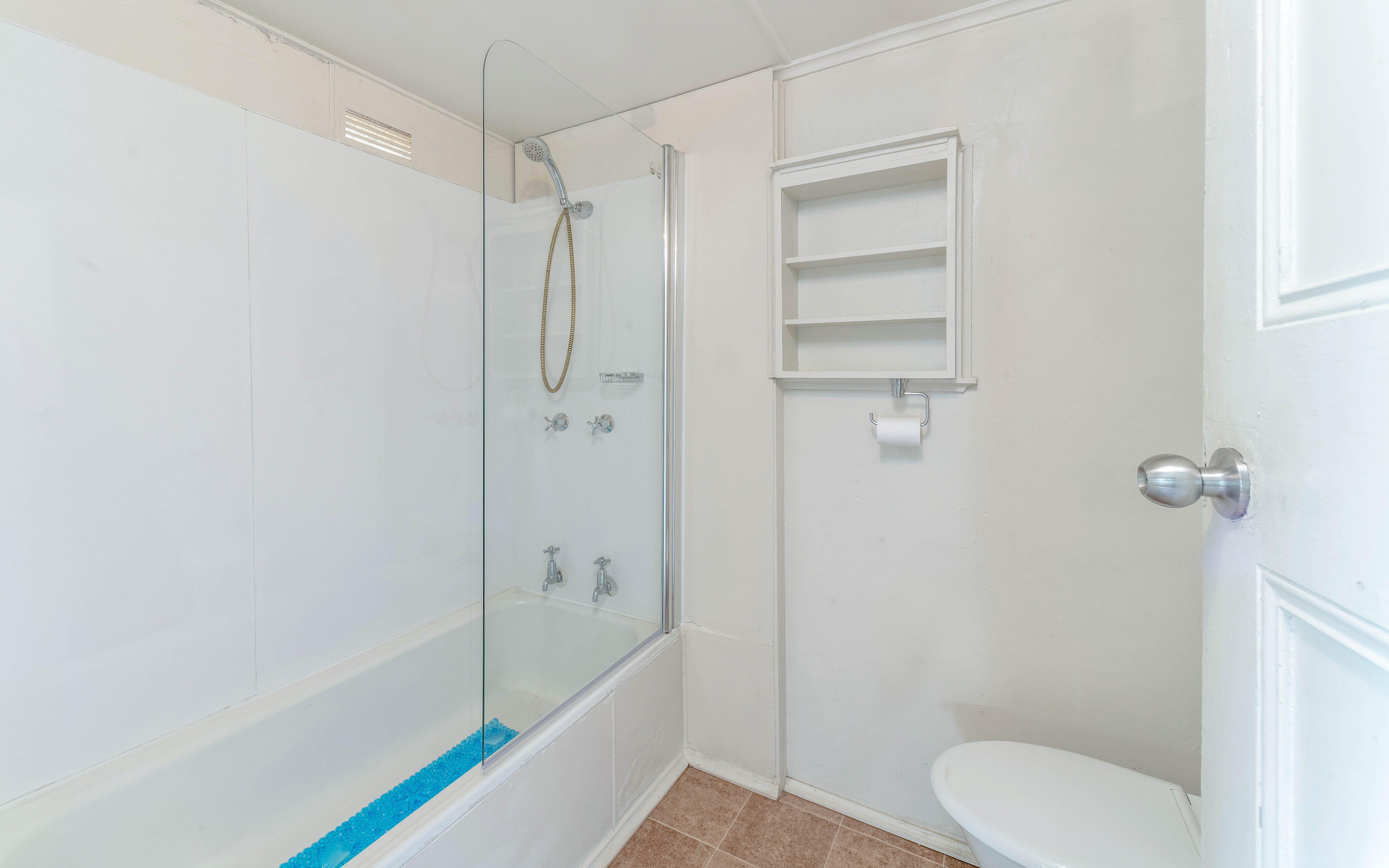 Residential/Commercial Property, Opportunity in Central Maclean!