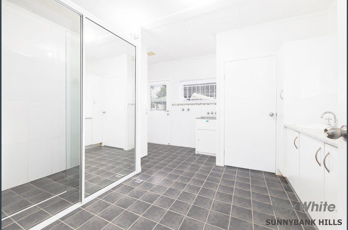 Four A/C & Swimming Pool In Graceville