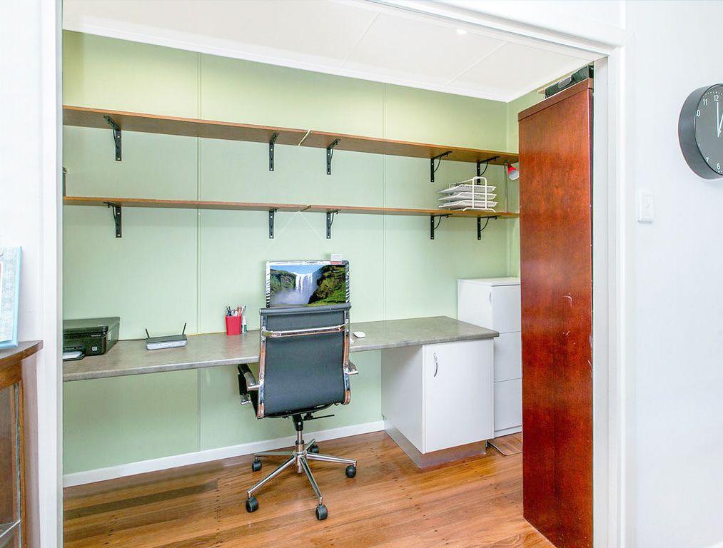 Four A/C & Swimming Pool In Graceville