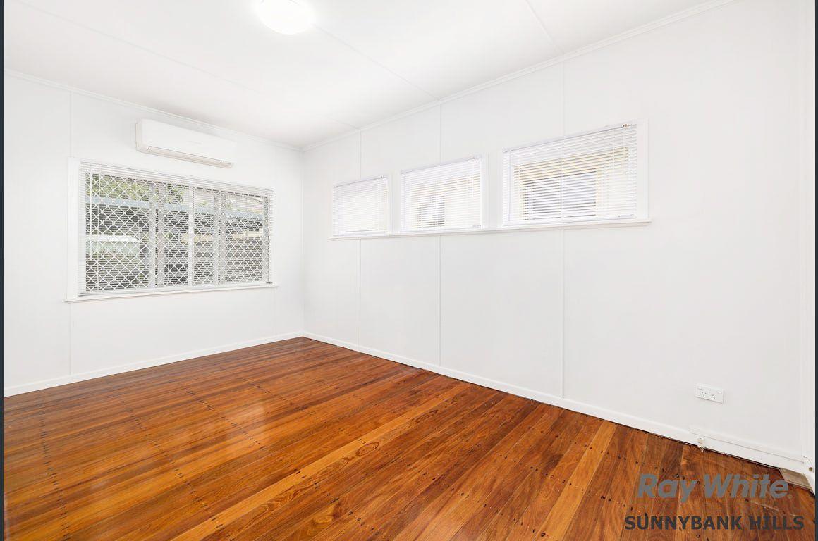 Four A/C & Swimming Pool In Graceville