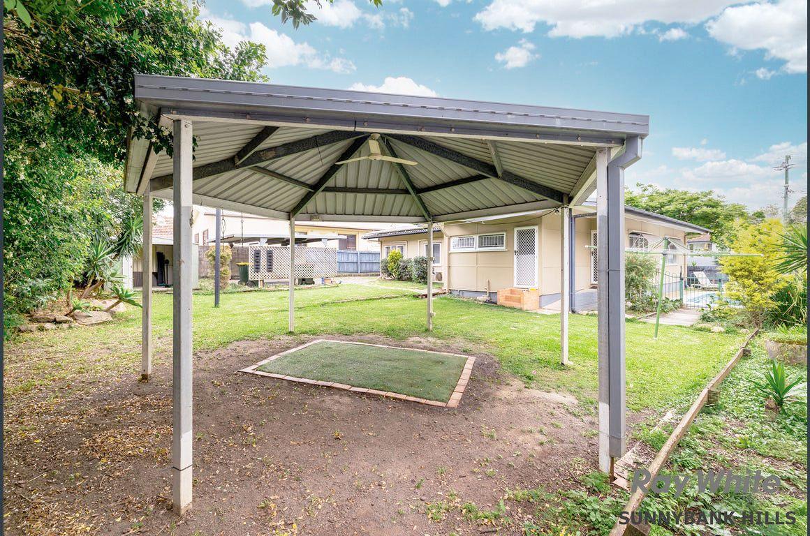 Four A/C & Swimming Pool In Graceville