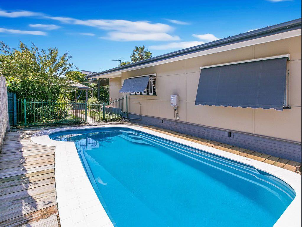 Four A/C & Swimming Pool In Graceville