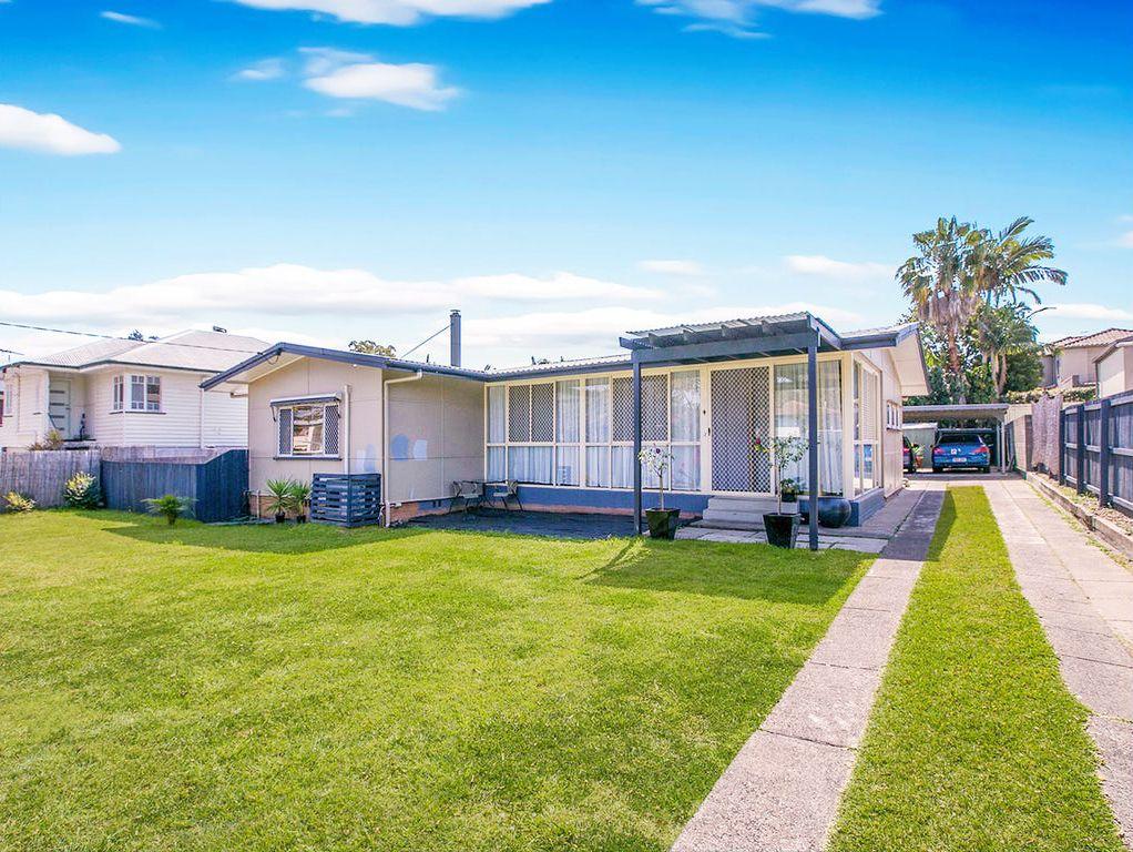 Four A/C & Swimming Pool In Graceville