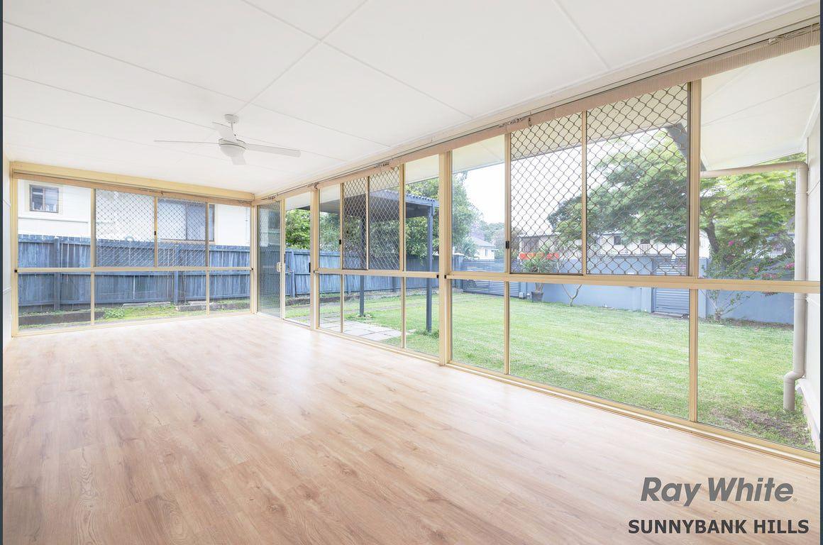 Four A/C & Swimming Pool In Graceville