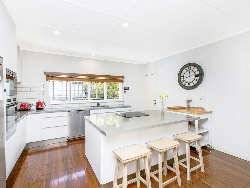 Four A/C & Swimming Pool In Graceville