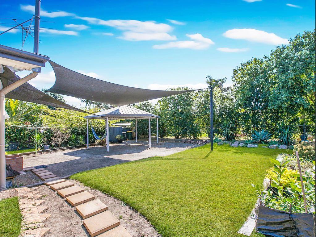 Four A/C & Swimming Pool In Graceville