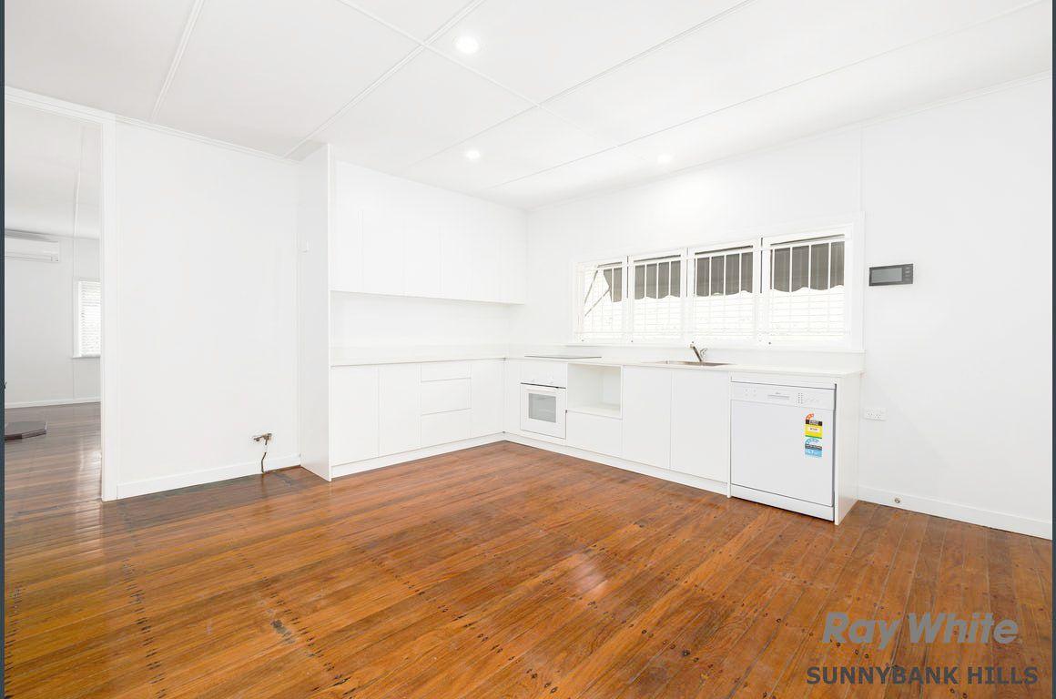 Four A/C & Swimming Pool In Graceville