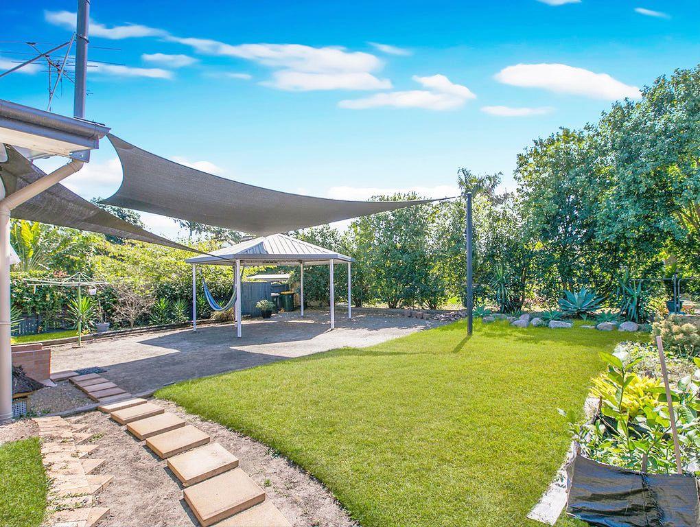 Four A/C & Swimming Pool In Graceville