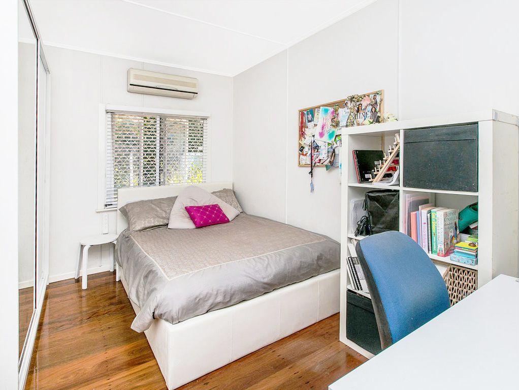 Four A/C & Swimming Pool In Graceville