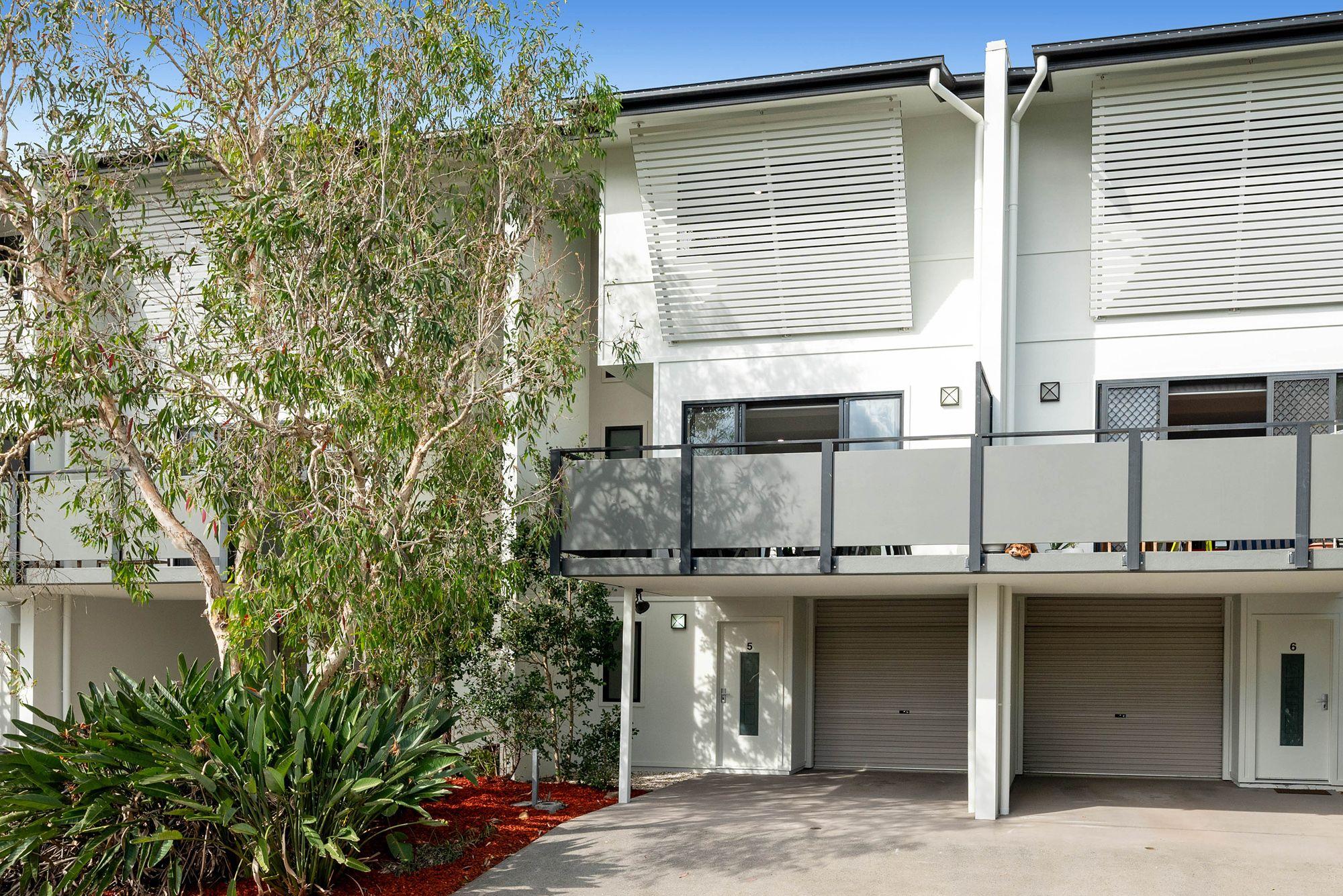 Prop-GPT: Townhouse: QLD Carina, QLD 4152 Home For Rent