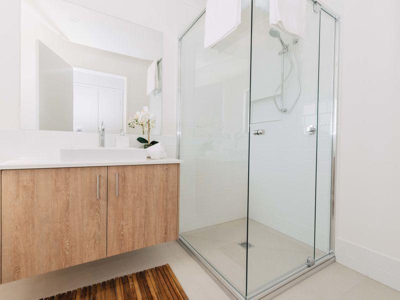 STUNNING 3 BEDROOM TOWNHOME IN SMALL BOUTIQUE COMPLEX - WITH DOUBLE GARAGE!