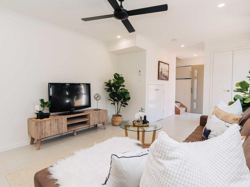 STUNNING 3 BEDROOM TOWNHOME IN SMALL BOUTIQUE COMPLEX - WITH DOUBLE GARAGE!