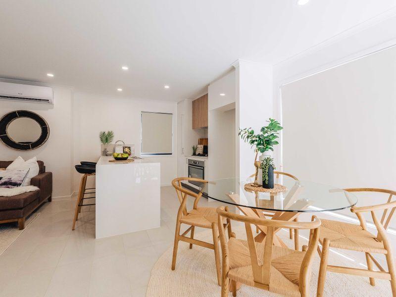 STUNNING 3 BEDROOM TOWNHOME IN SMALL BOUTIQUE COMPLEX - WITH DOUBLE GARAGE!