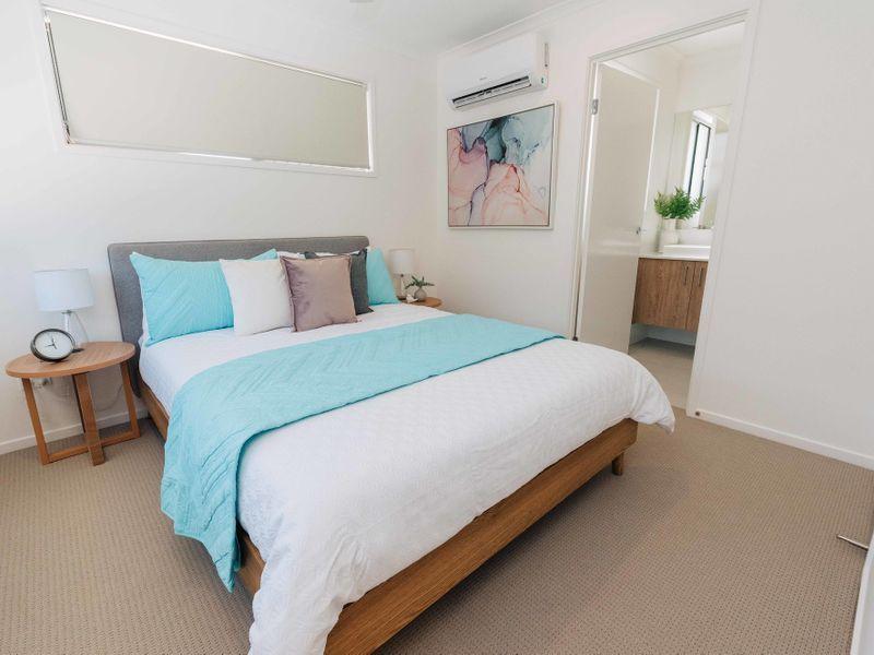 STUNNING 3 BEDROOM TOWNHOME IN SMALL BOUTIQUE COMPLEX - WITH DOUBLE GARAGE!