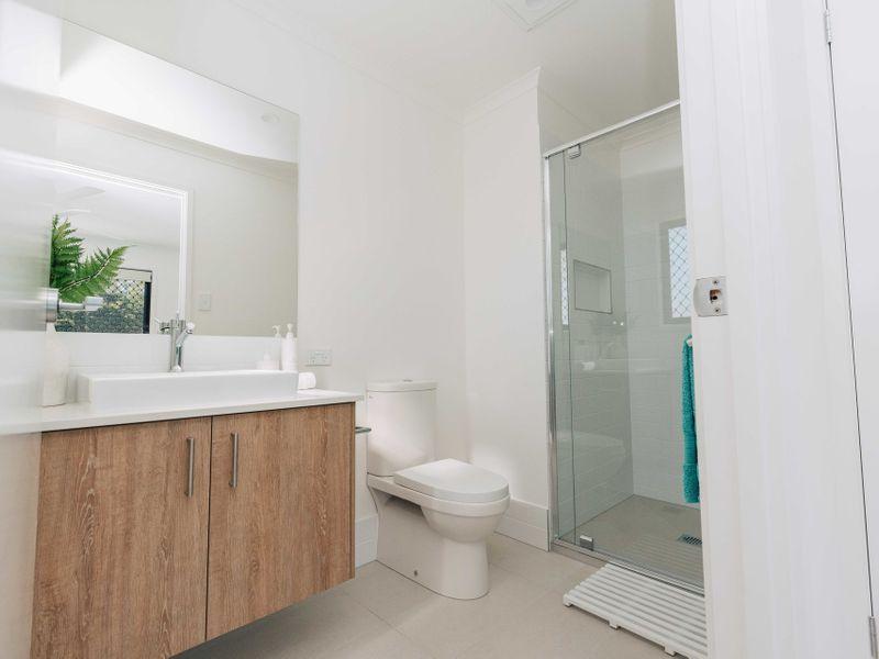 STUNNING 3 BEDROOM TOWNHOME IN SMALL BOUTIQUE COMPLEX - WITH DOUBLE GARAGE!