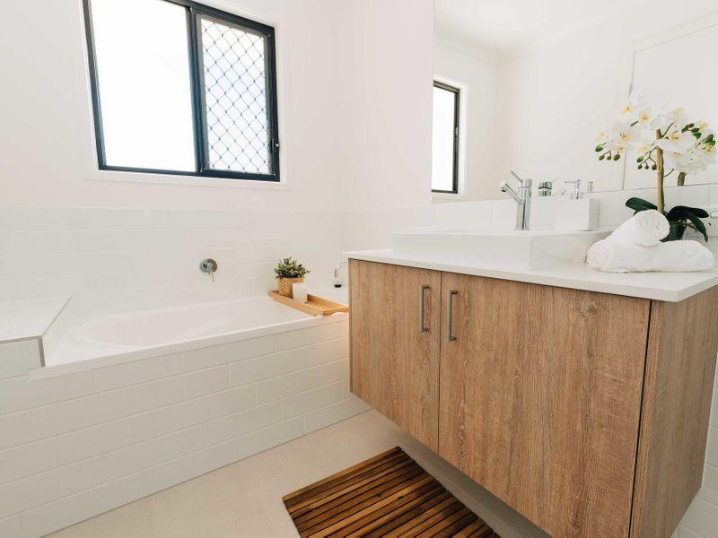 STUNNING 3 BEDROOM TOWNHOME IN SMALL BOUTIQUE COMPLEX - WITH DOUBLE GARAGE!