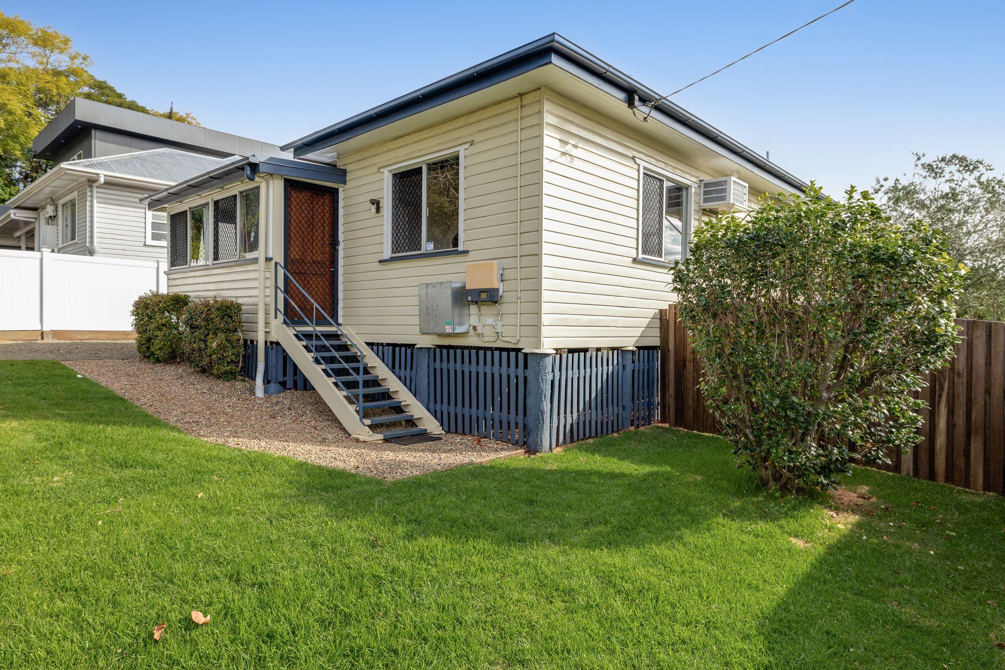 Charming Newtown Home - Corner Block - Huge Shed