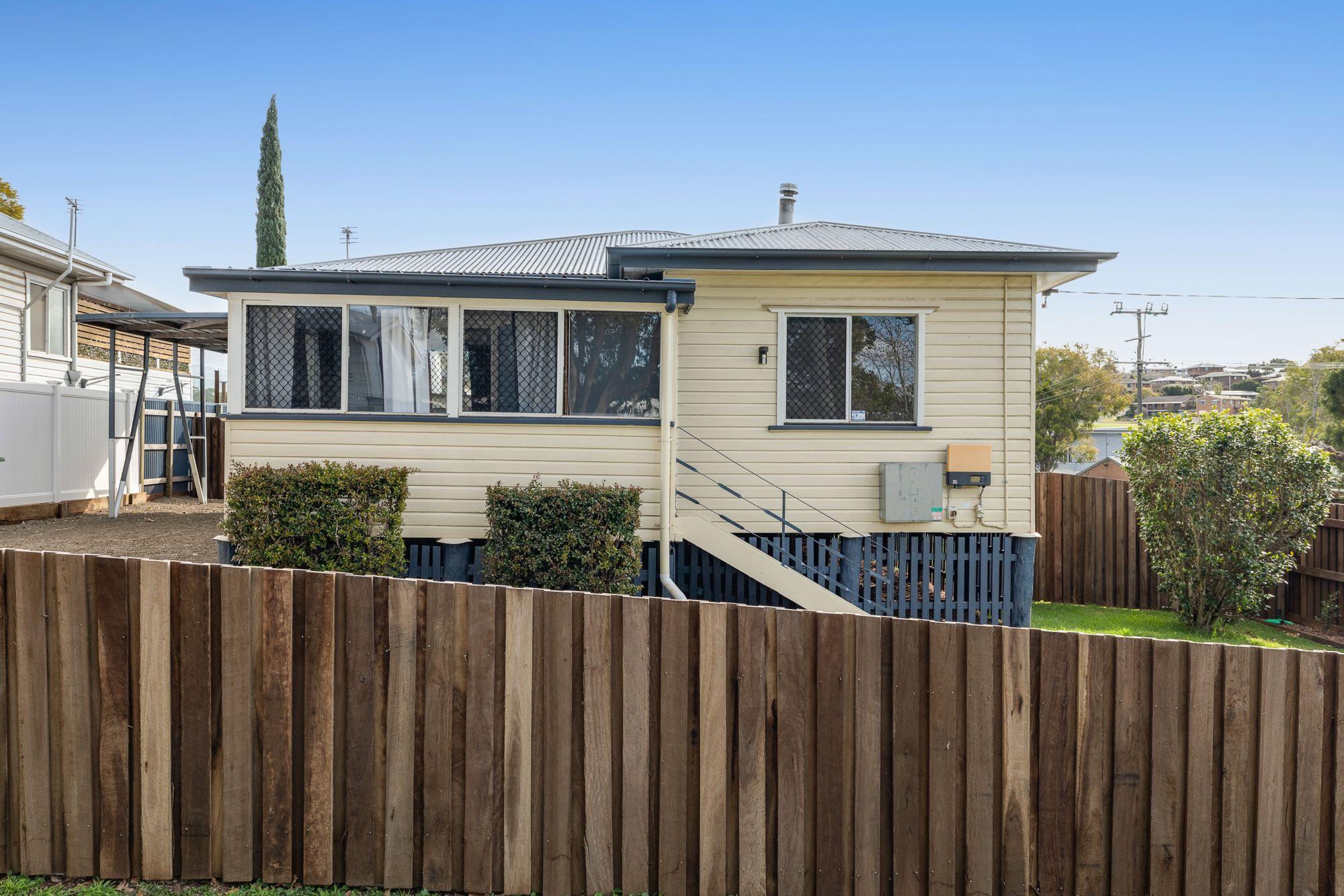 Charming Newtown Home - Corner Block - Huge Shed