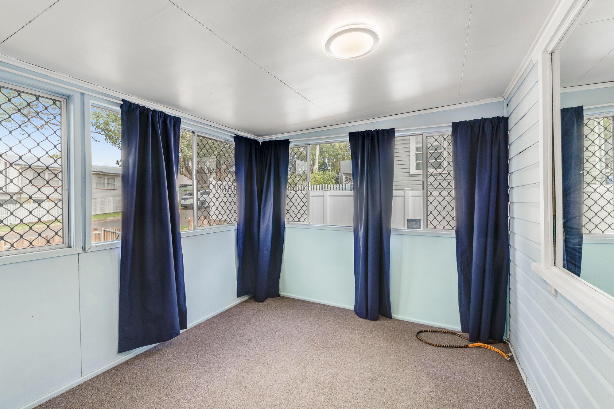 Charming Newtown Home - Corner Block - Huge Shed