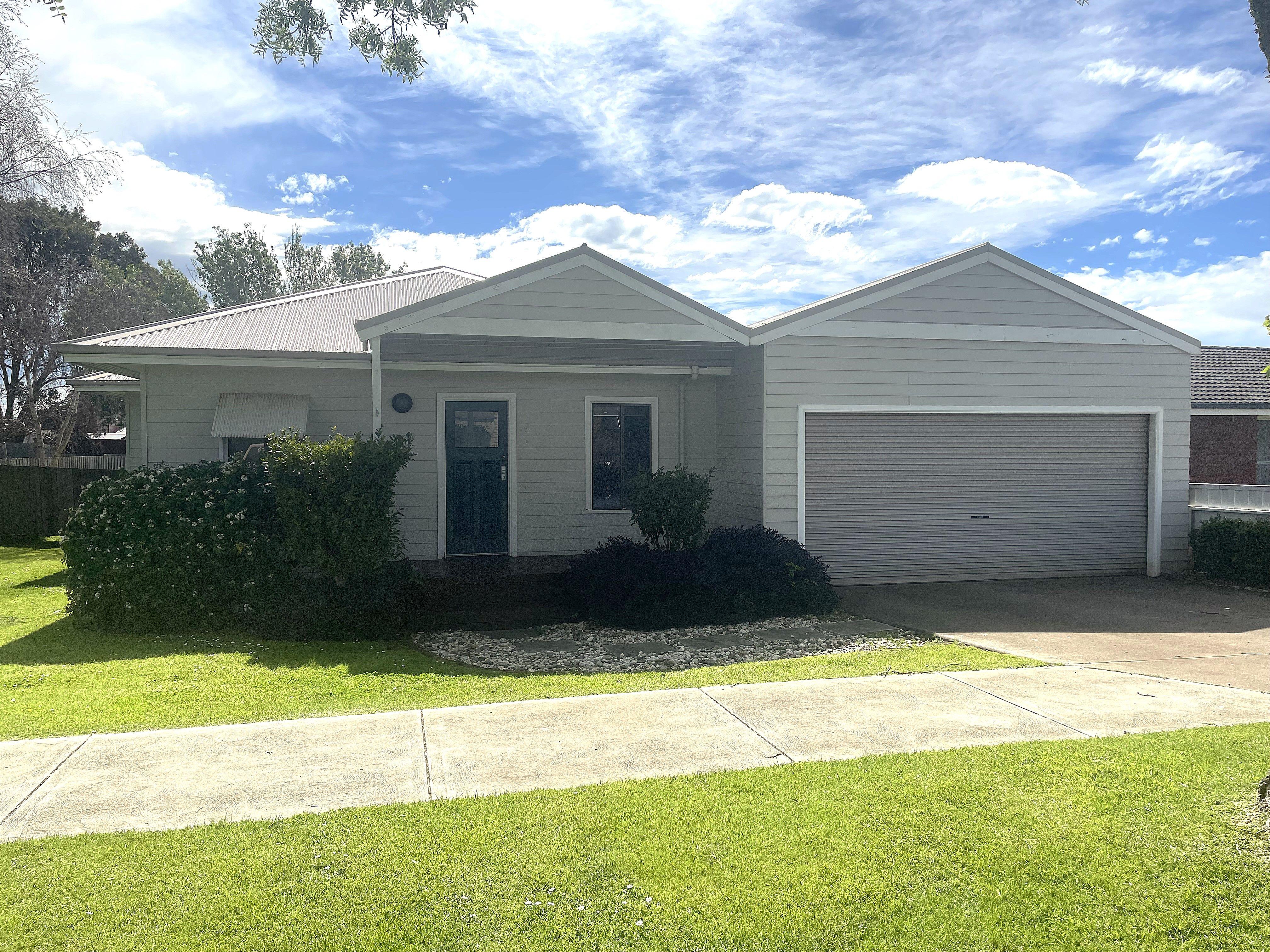 Prop-GPT: House: VIC Koroit, VIC 3282 Home For Rent