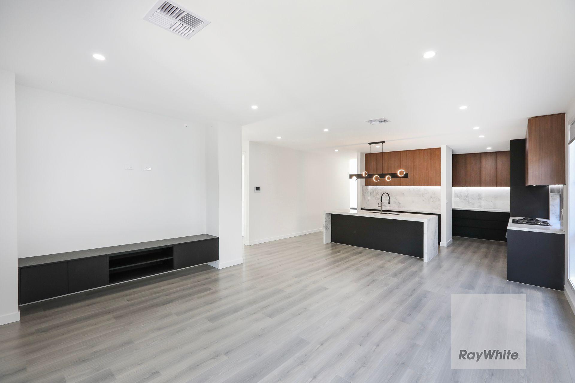 Luxury In Greenvale!