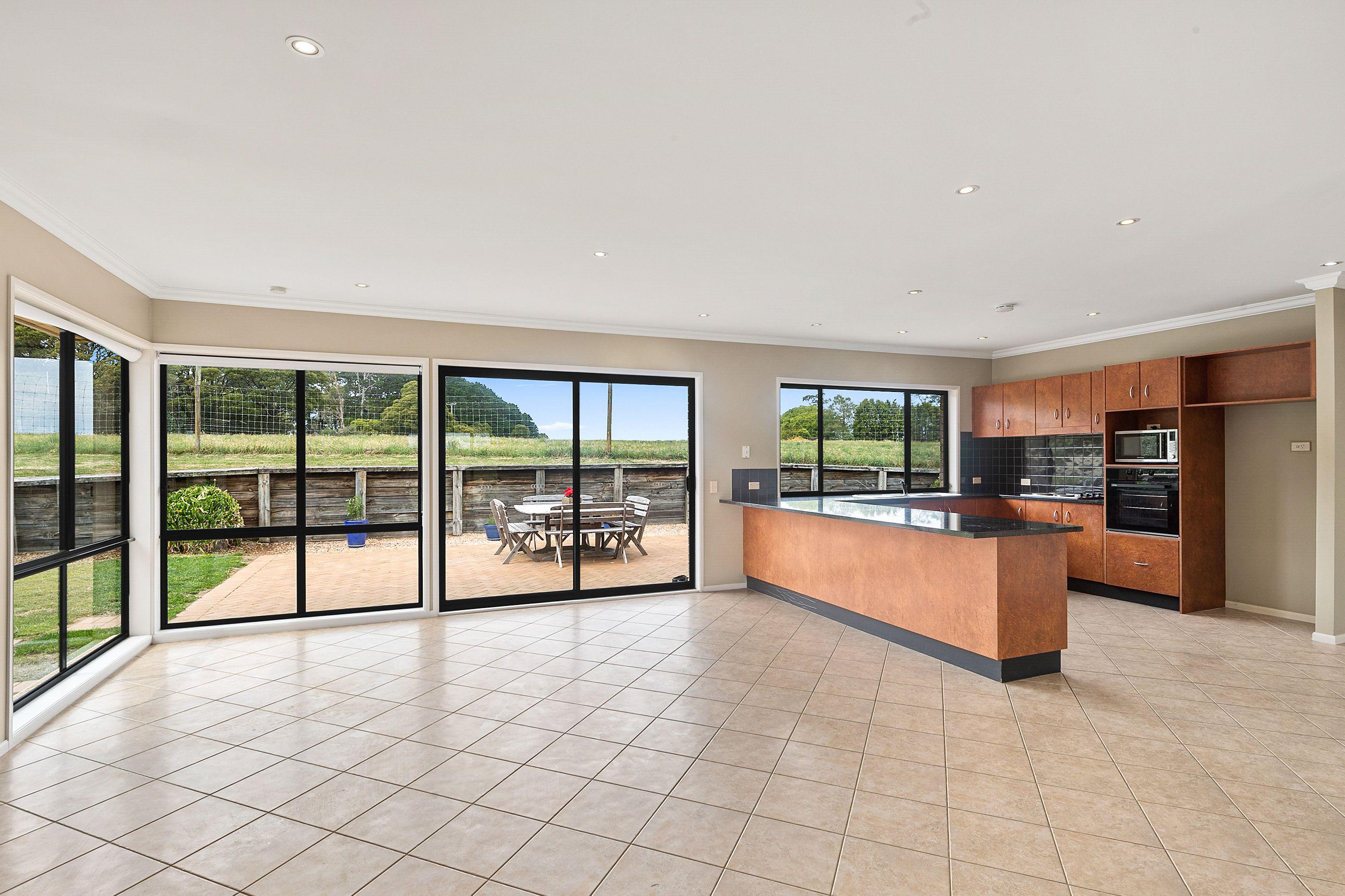Spacious Acreage Living in Robertson