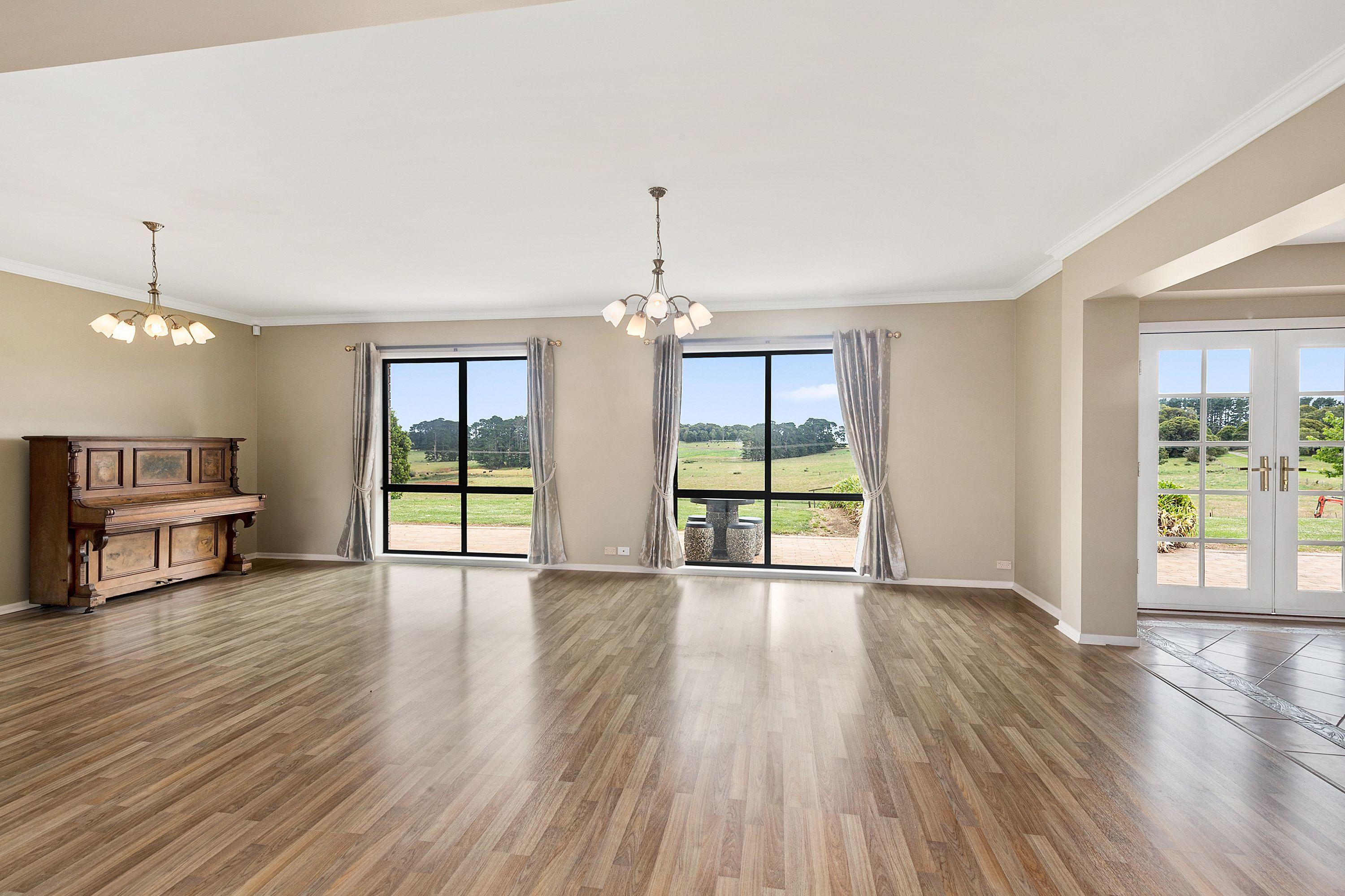 Spacious Acreage Living in Robertson