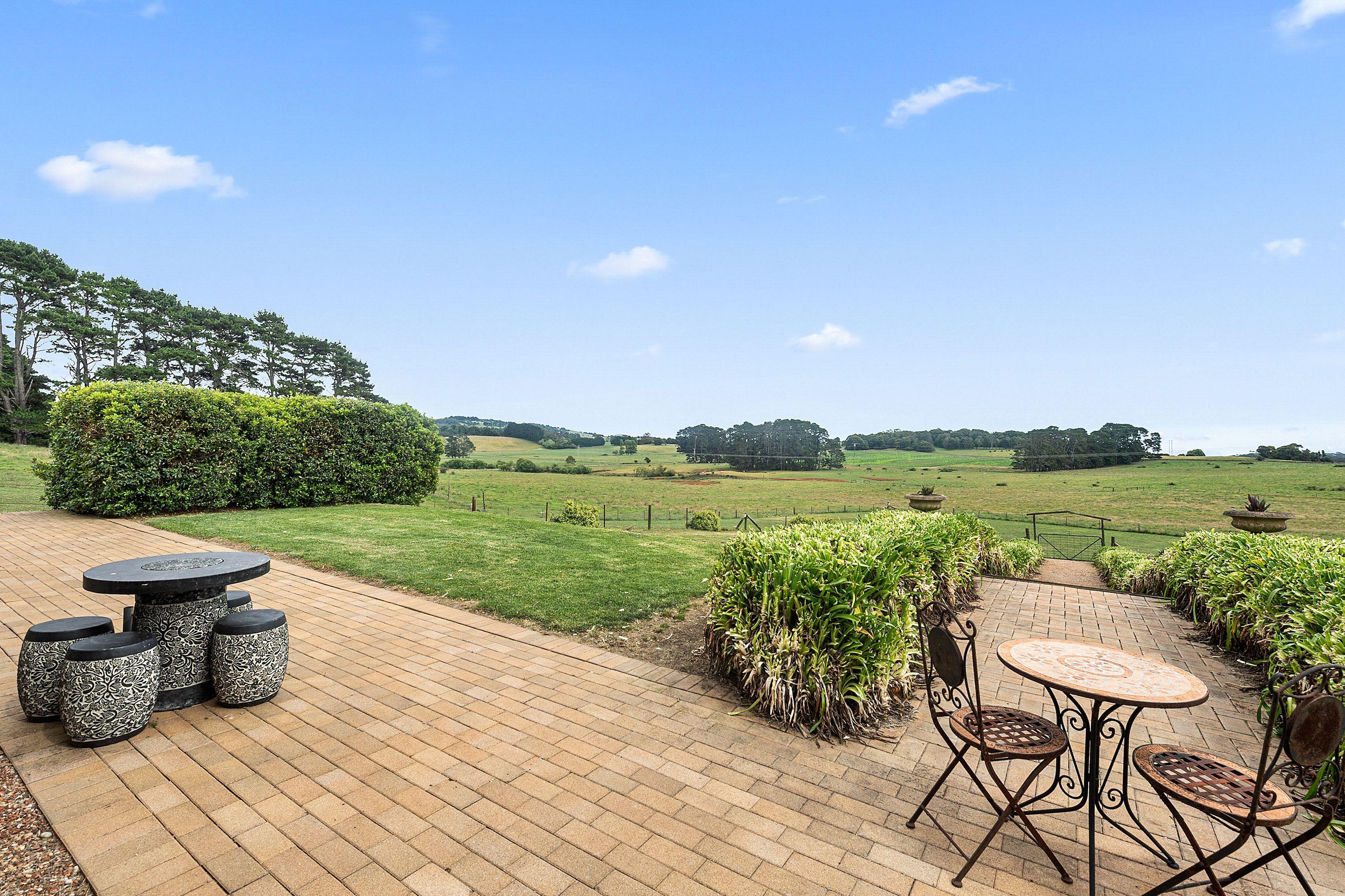Spacious Acreage Living in Robertson