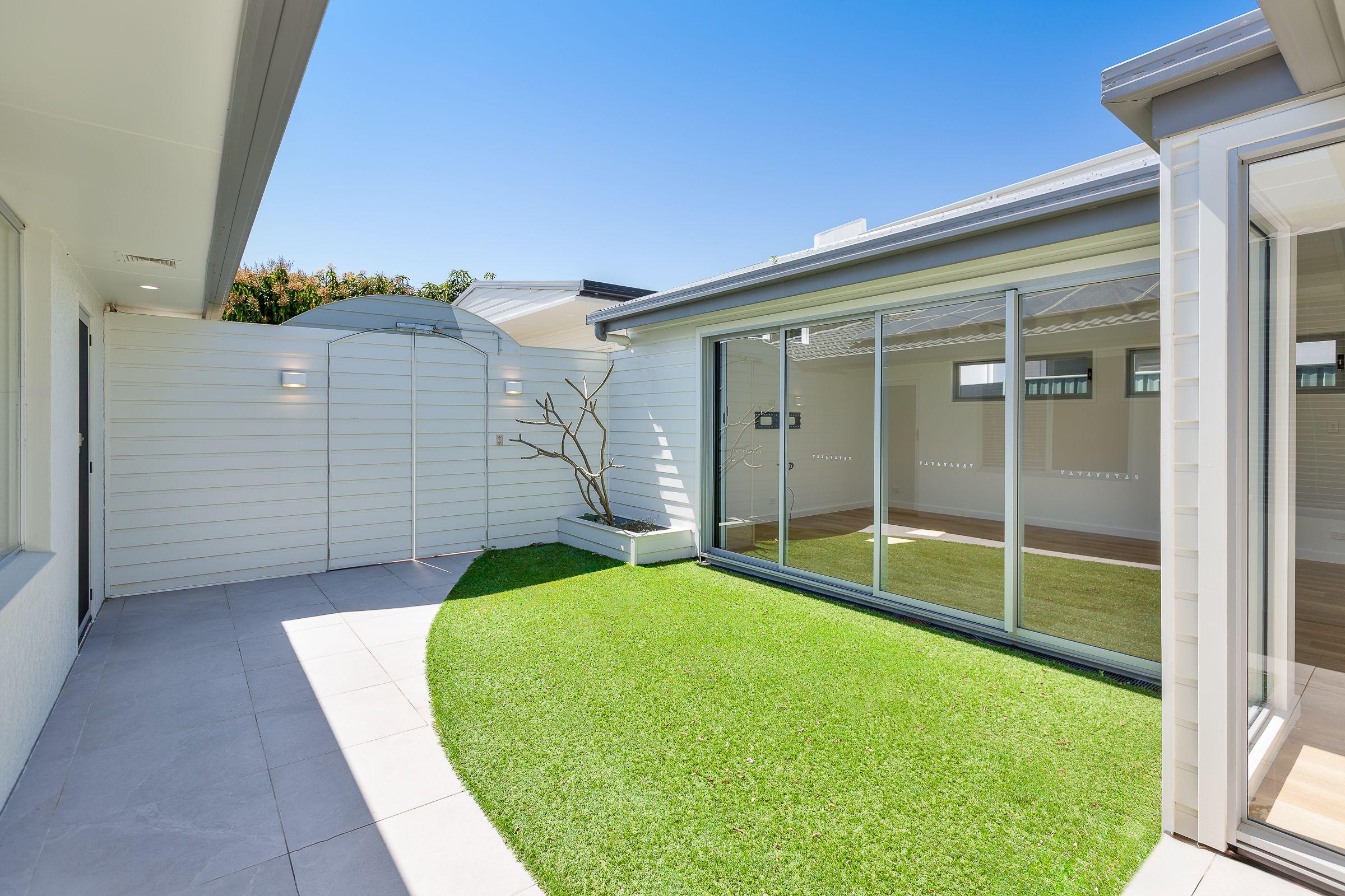 Exclusive Waterfront Haven in Burleigh Waters