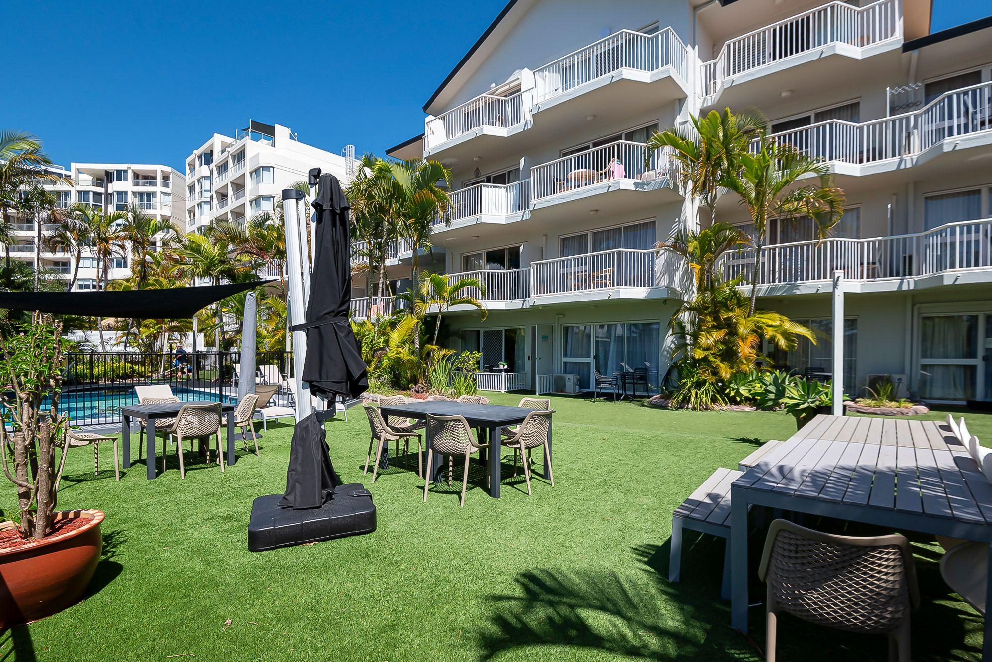 WALKING DISTANCE TO BEACH !