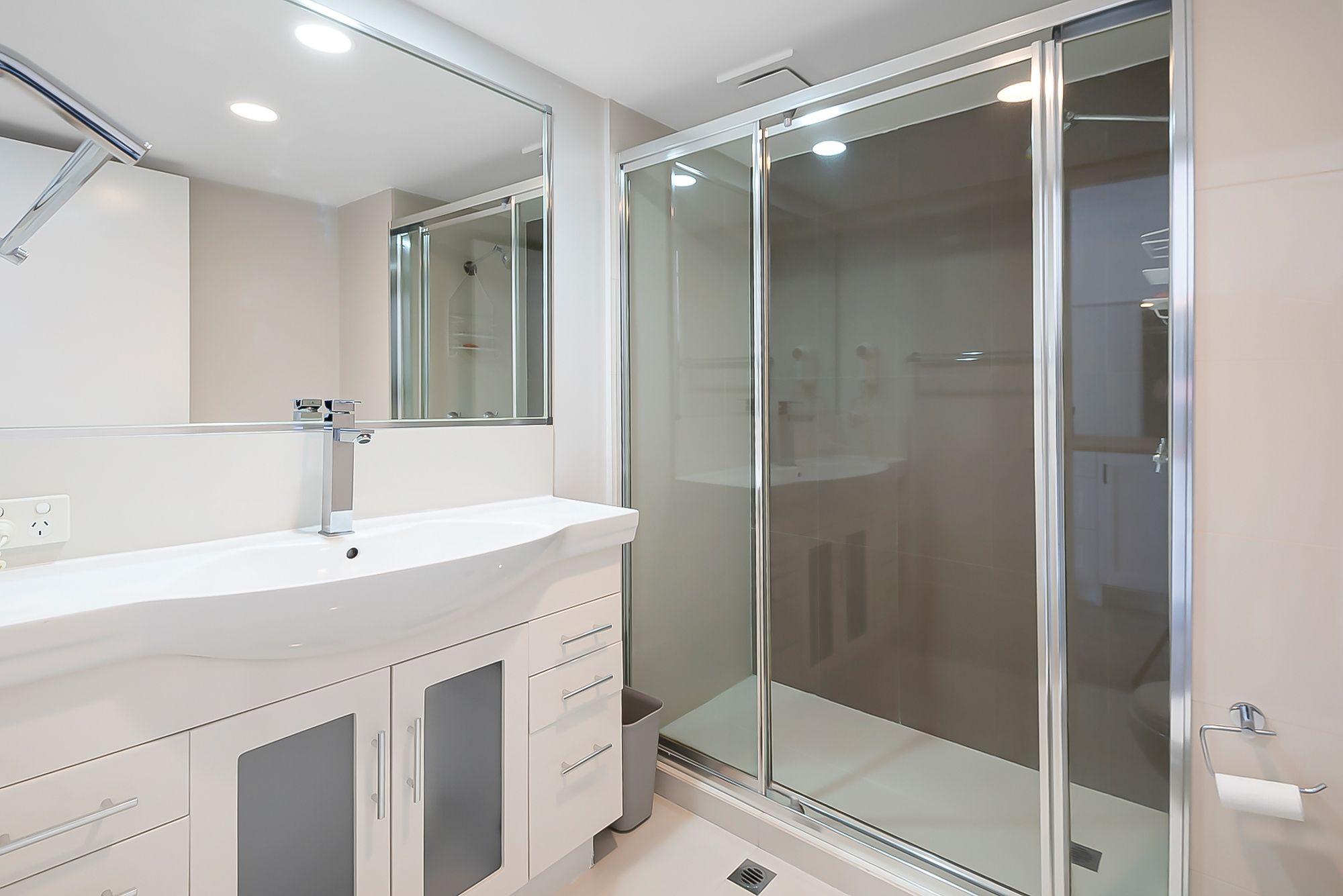 WALKING DISTANCE TO BEACH !