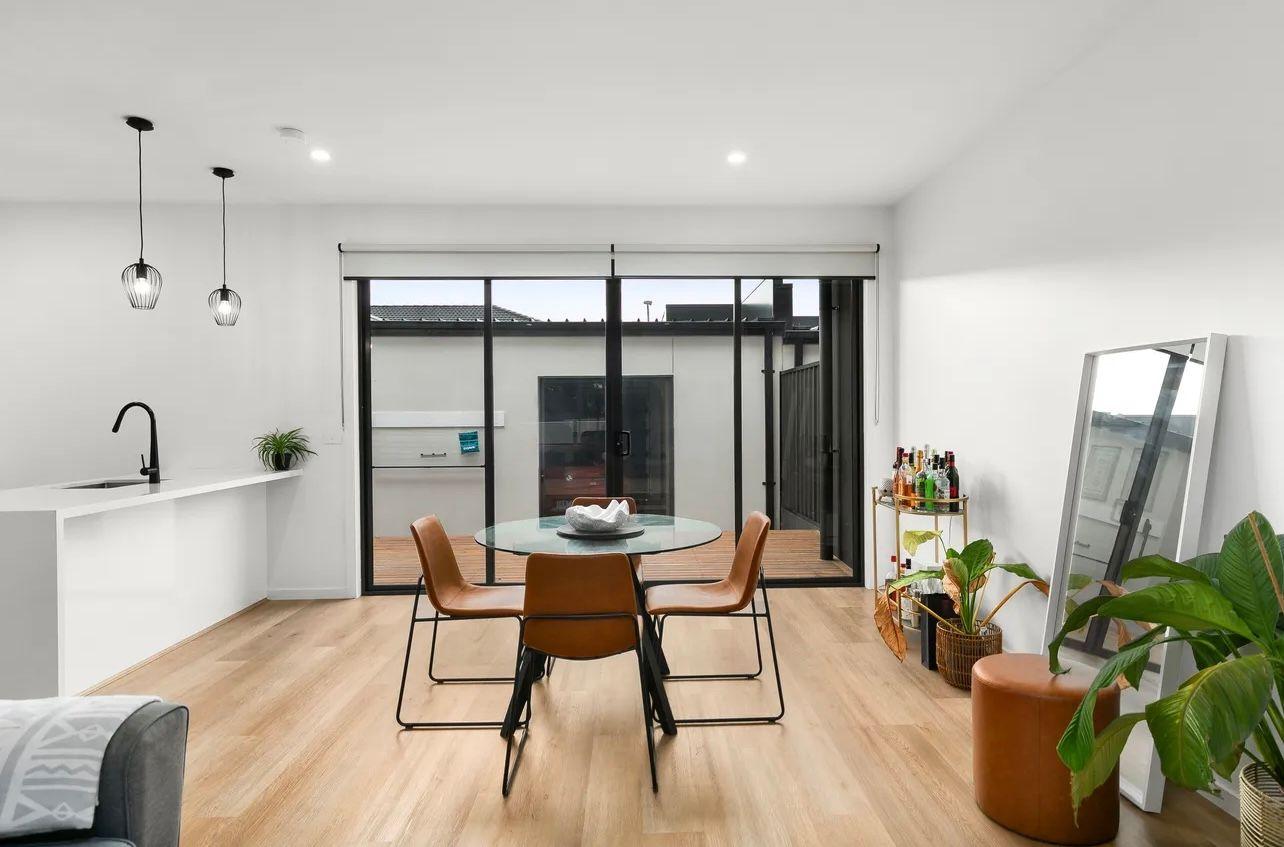 Light-Filled Luxury in Greenvale