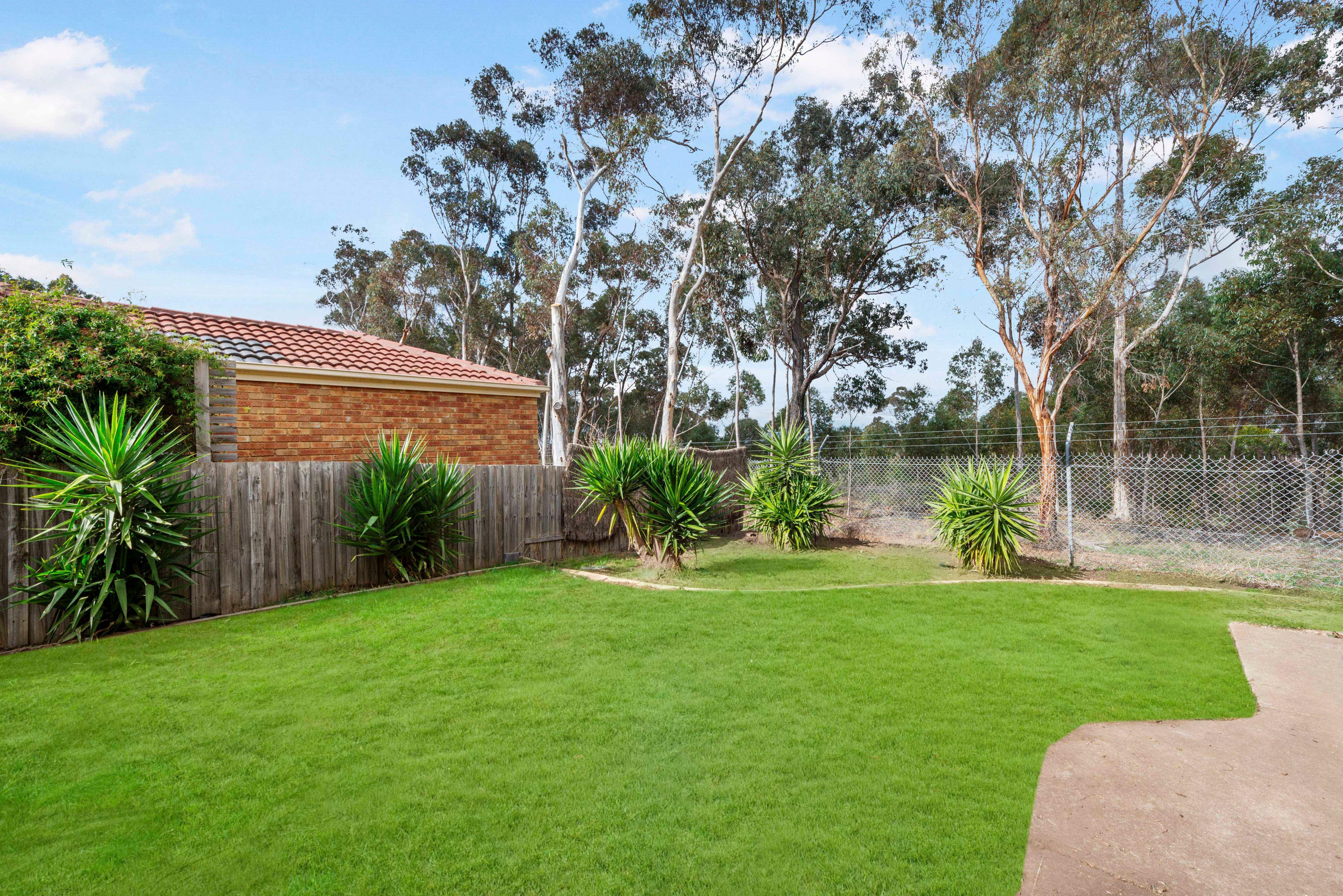 SPACIOUS TOWNHOUSE - GREAT LOCATION