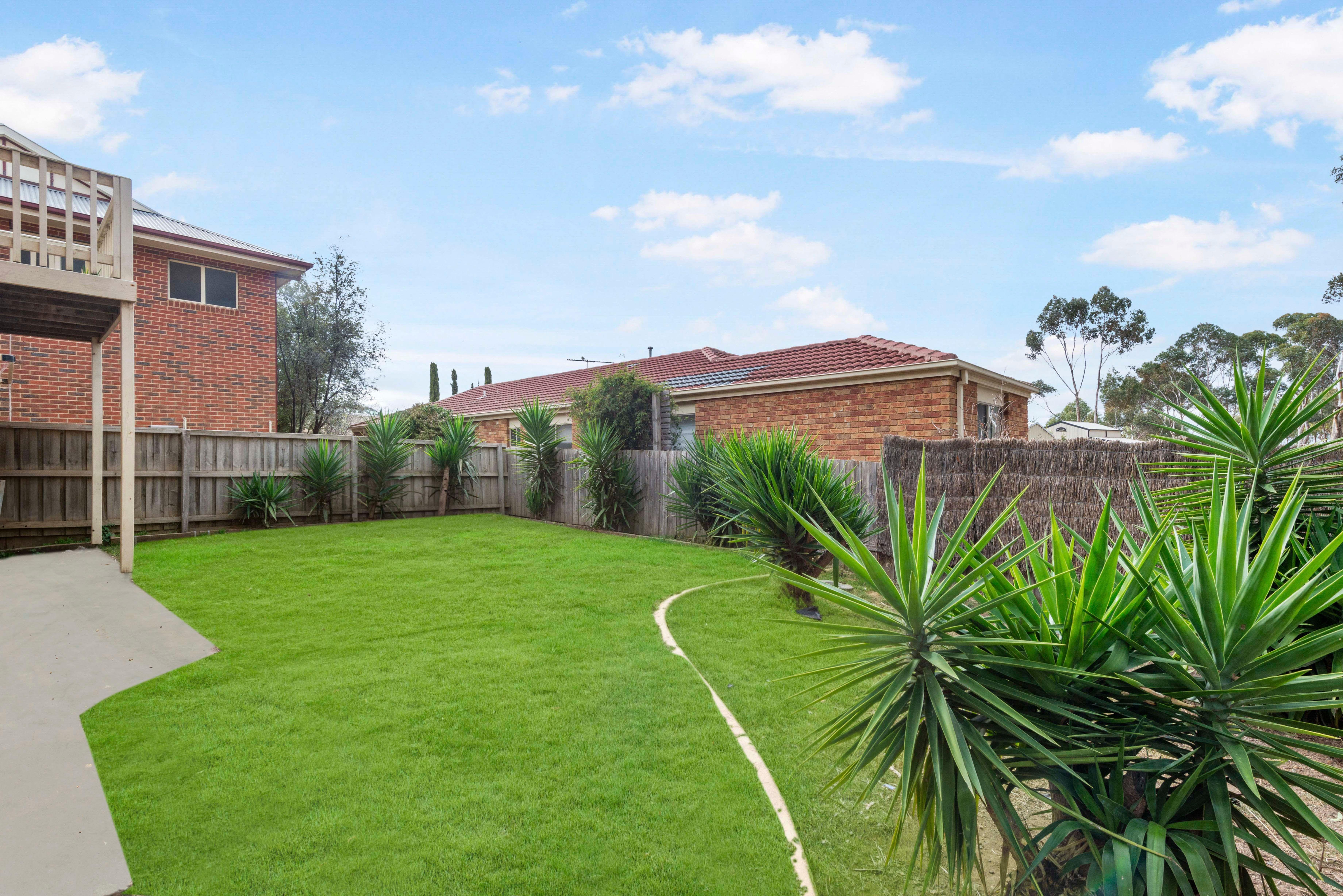 SPACIOUS TOWNHOUSE - GREAT LOCATION